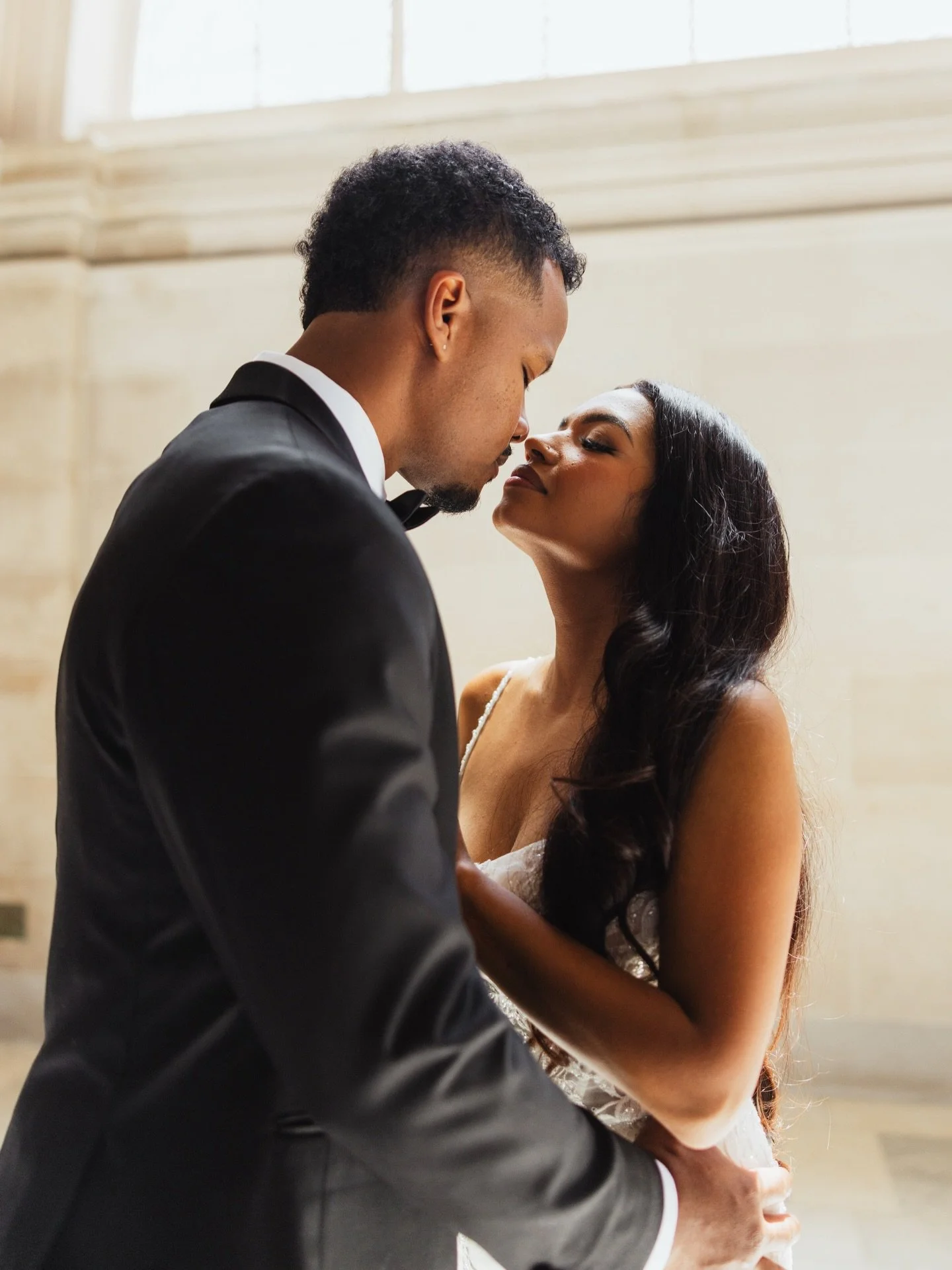 Second shooting for @alyssaleighsphotography at SF city hall!! 
&bull;
I don&rsquo;t know about you, but I am feeling the Christmas spirit this year. What events are holiday themed around the area, or what places should I check out?? Let me know, we 