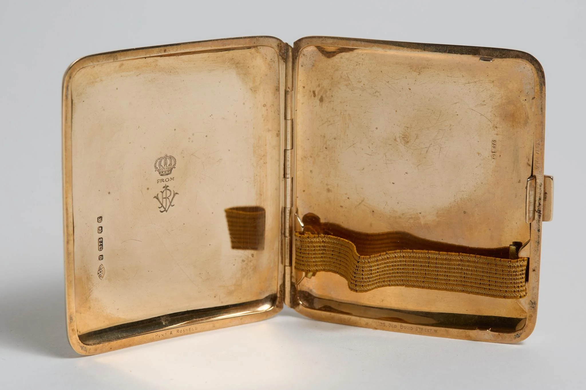 Lot 377
Kumar. Shri. Ranjitsinhji. H.M. Jam Sahib Of Nawanagar. Sussex & England 1872-1933. Gold cigarette case given to Captain Sam Prichard, Captain of the Mail Boat ‘Scotia’ which travelled from Holyhead to Dublin, by Ranjitsinhji. The case by Hu