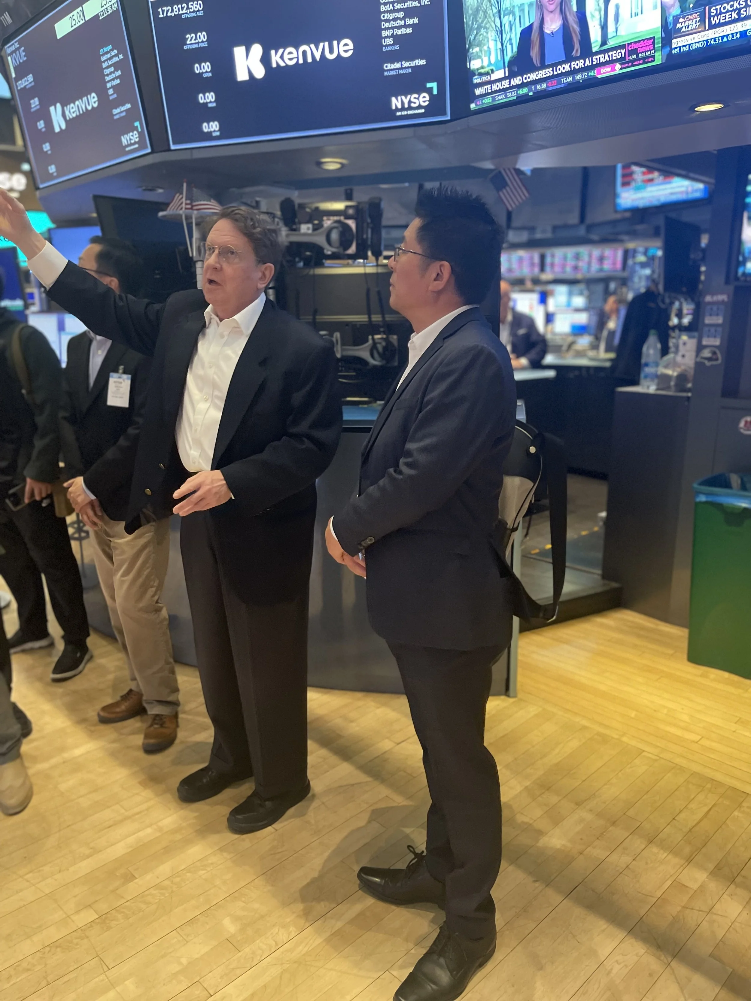 Liangzhi (Eric) Luo, founder of Happy Life Wealth Management Inc. was invited to visit the New York Stock Exchange (NYSE) and Chicago Mercantile Exchange (CME)