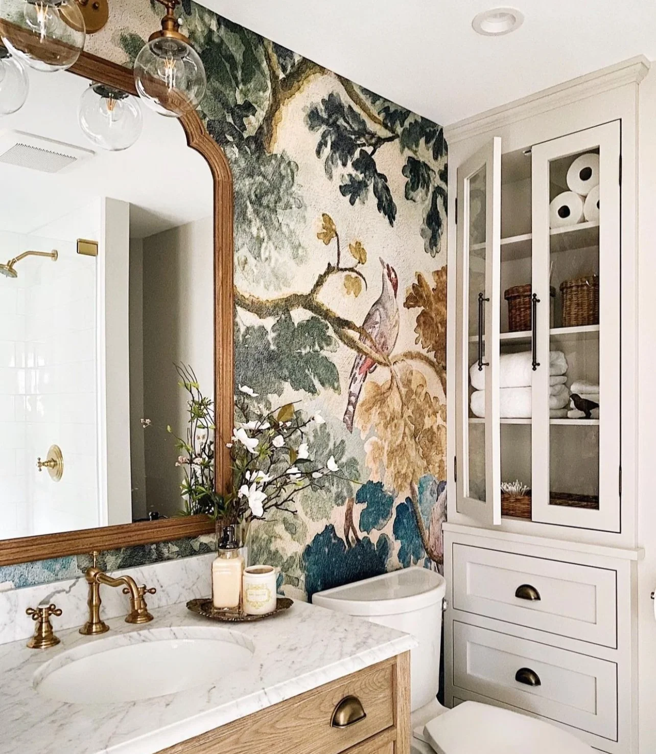  I love this wallpaper and the corner built-in! I would love to do something like this in the nook we have by the toilet. 