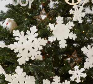 Handcrafted+Felt+Snowflake+Garland,+White.png