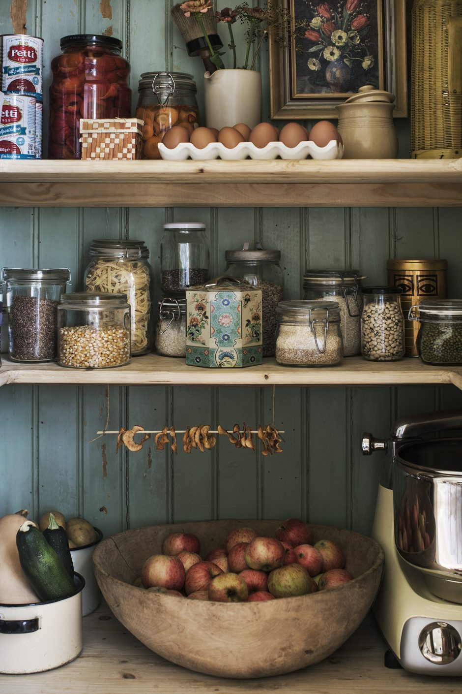 Love the colors and rustic cottage details in here.