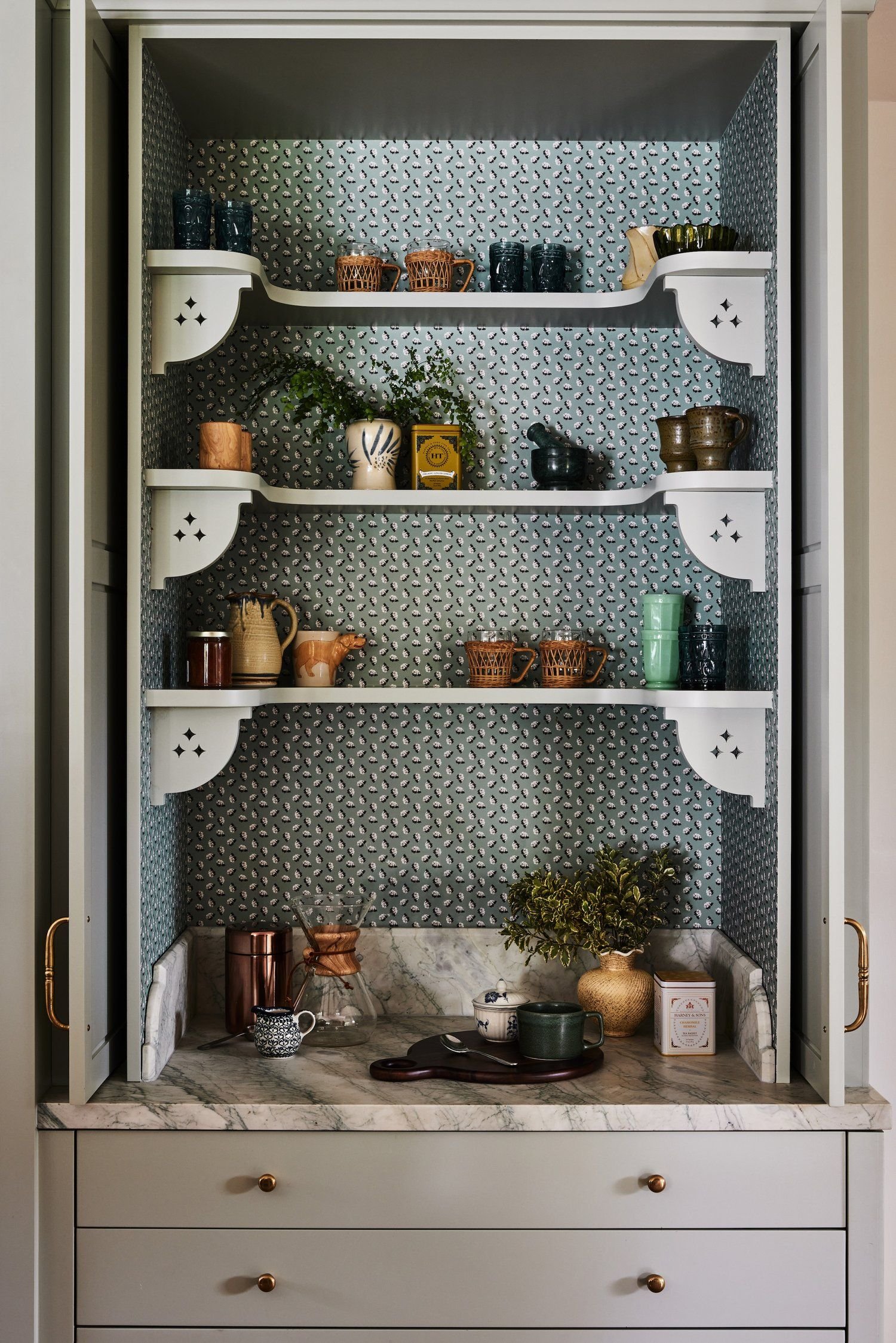 Obsessed with the shelving details, wallpaper, and countertops here!