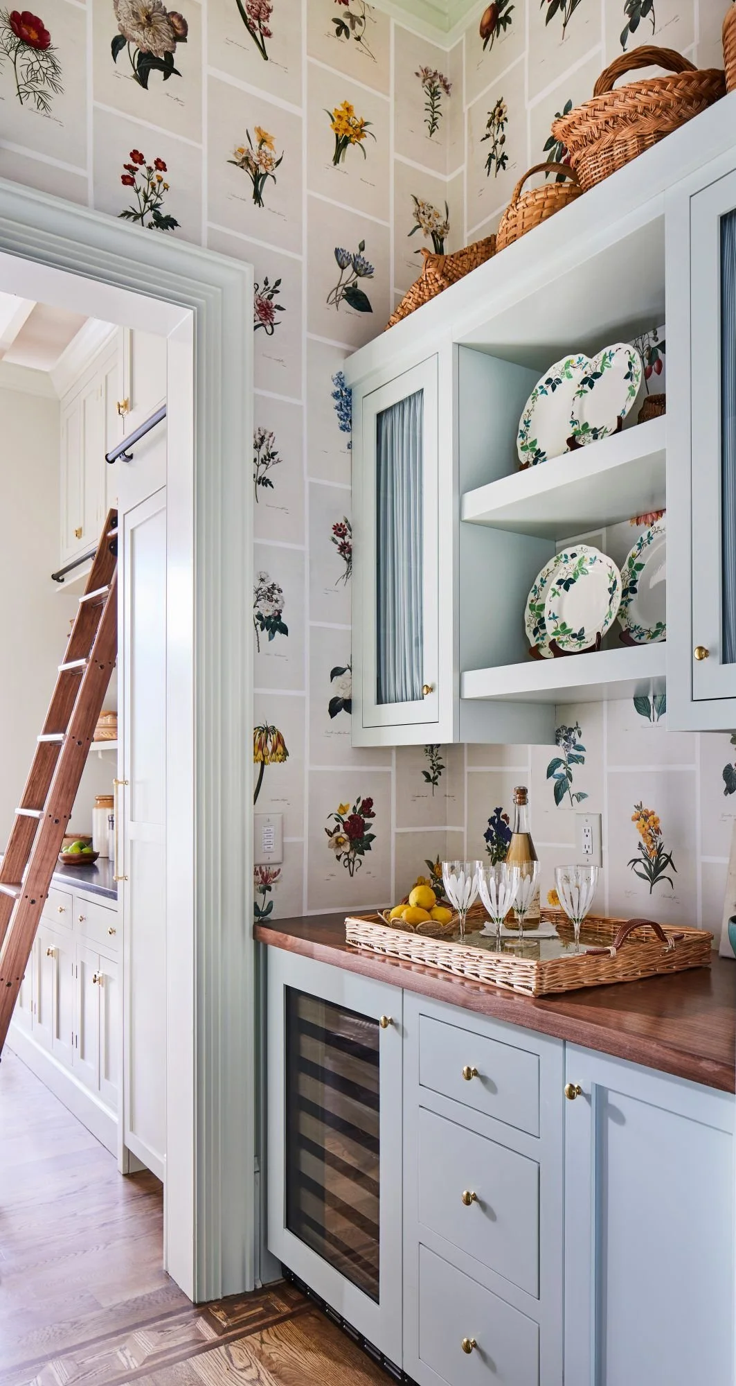 I just love this wallpaper and the cabinet color here- and more fabric lined uppers!