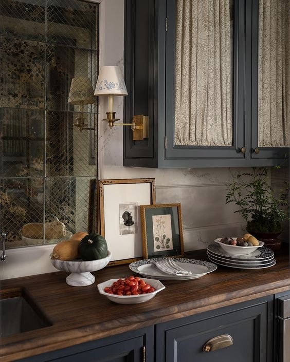 more details I love from this space: the backsplash and vintage mirror detail.