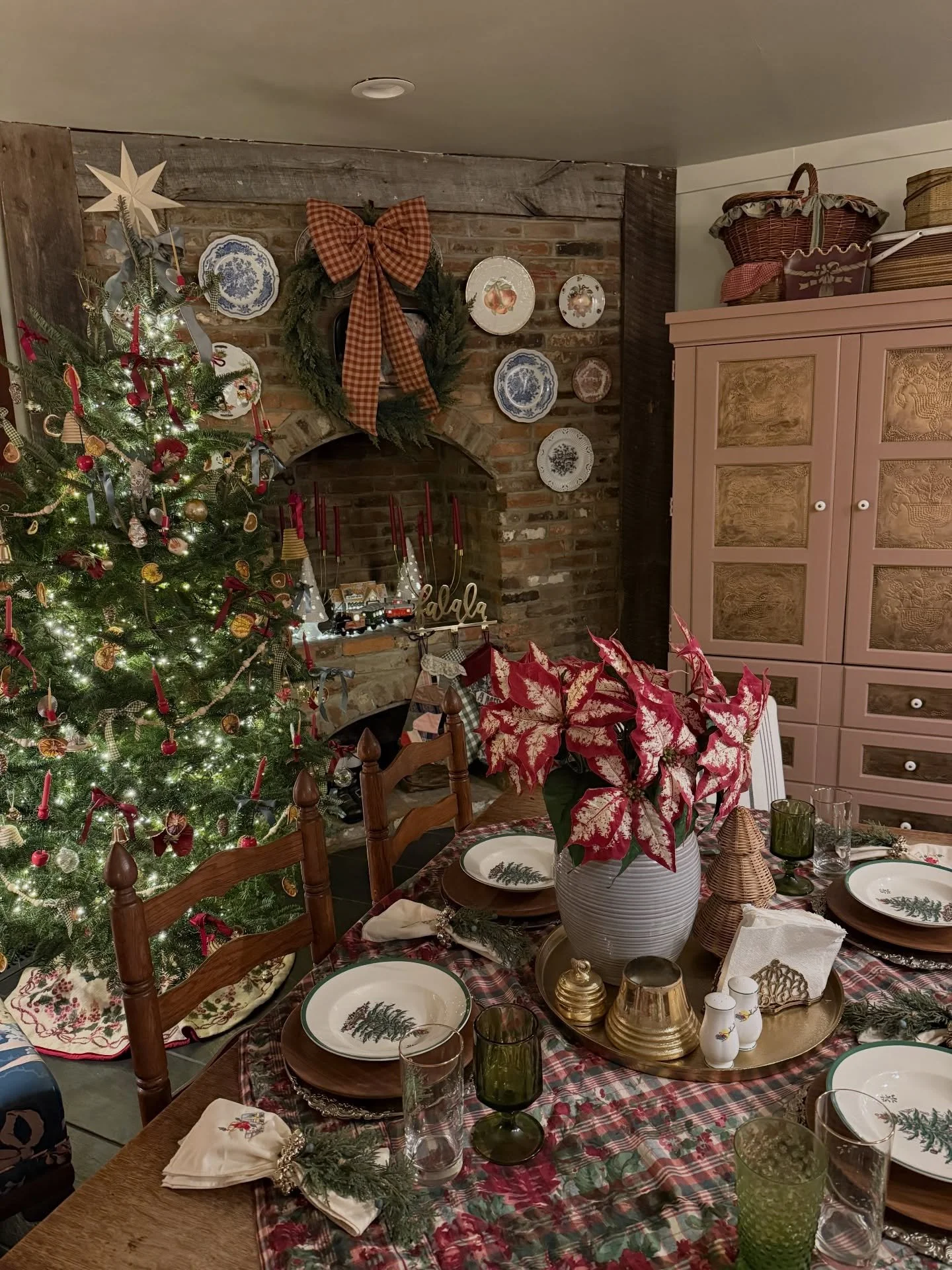 Christmas at night by lamplight (and tree light) is my favorite ✨❤️🎄
.
.
.
.
Old house Christmas decor vintage Christmas decor vintage Christmas cottage vintage cottage Christmas decor nostalgic Christmas cozy cottage Christmas the holiday cottage C