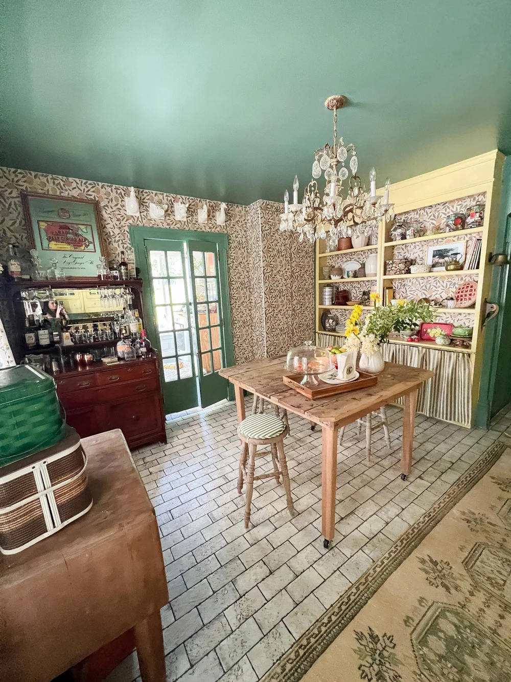A talented woman Rents and Renovates her Home - YouTube - Luxury Apartment Makeovers With Vintage Touches