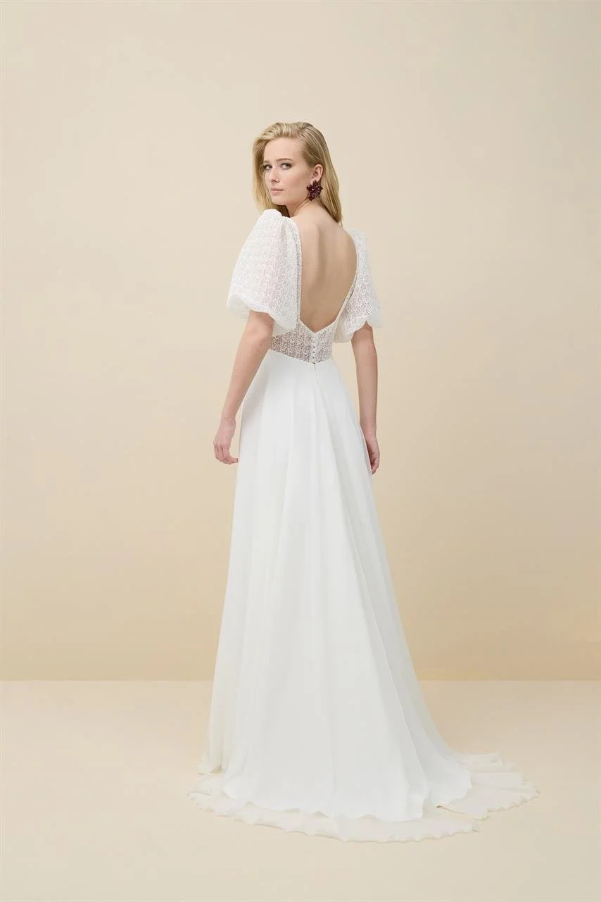 Wedding dress with square neckline