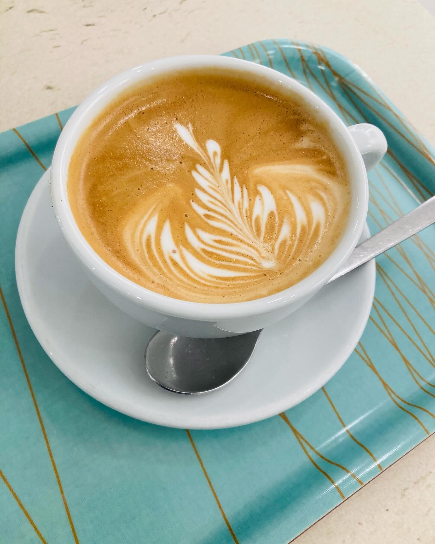 Frisch gebr&uuml;hter Kaffee aus lokal ger&ouml;steten Bio-Fairtrade-Bohnen von @bertschicafe - serviert auf @matrixbasel -Tabletts 🧡