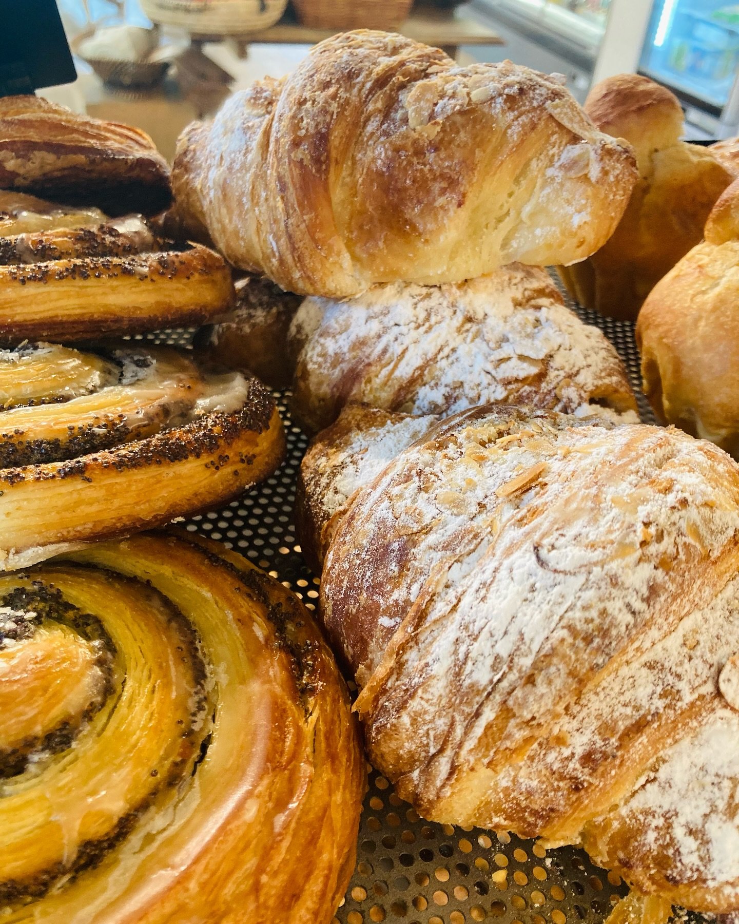#pastries
MO - SA ab 8.30 Uhr
Wielandplatz 8, Basel

#almondcroissant #buns #bio #gotthelfquartier #bioladenfeigenbaum #garden #coffee #basel #local #organic #coffeeshop #grocerystore  #bakery #pastries #shop #smallbusiness