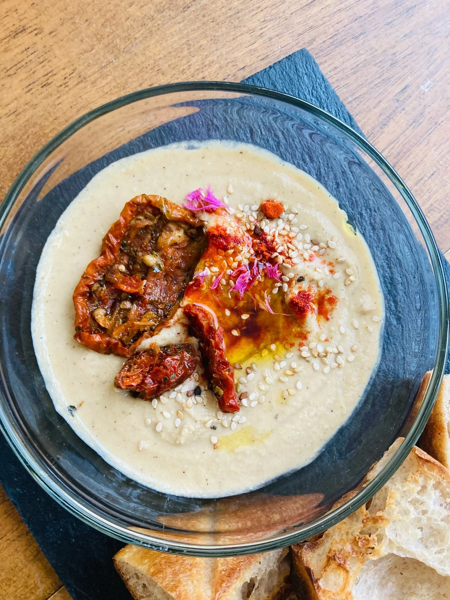 Hummus mit warmem Sauerteig-Focaccia #lunch #snack

MO - FR: 8 - 19
SAMSTAG: 8 - 18
Wielandplatz 8, Basel

#bio #gotthelfquartier #sch&uuml;tzenmattpark #bioladenfeigenbaum #garden #coffee #latteart #cappuccino #basel #local #organic #coffeeshop #gro