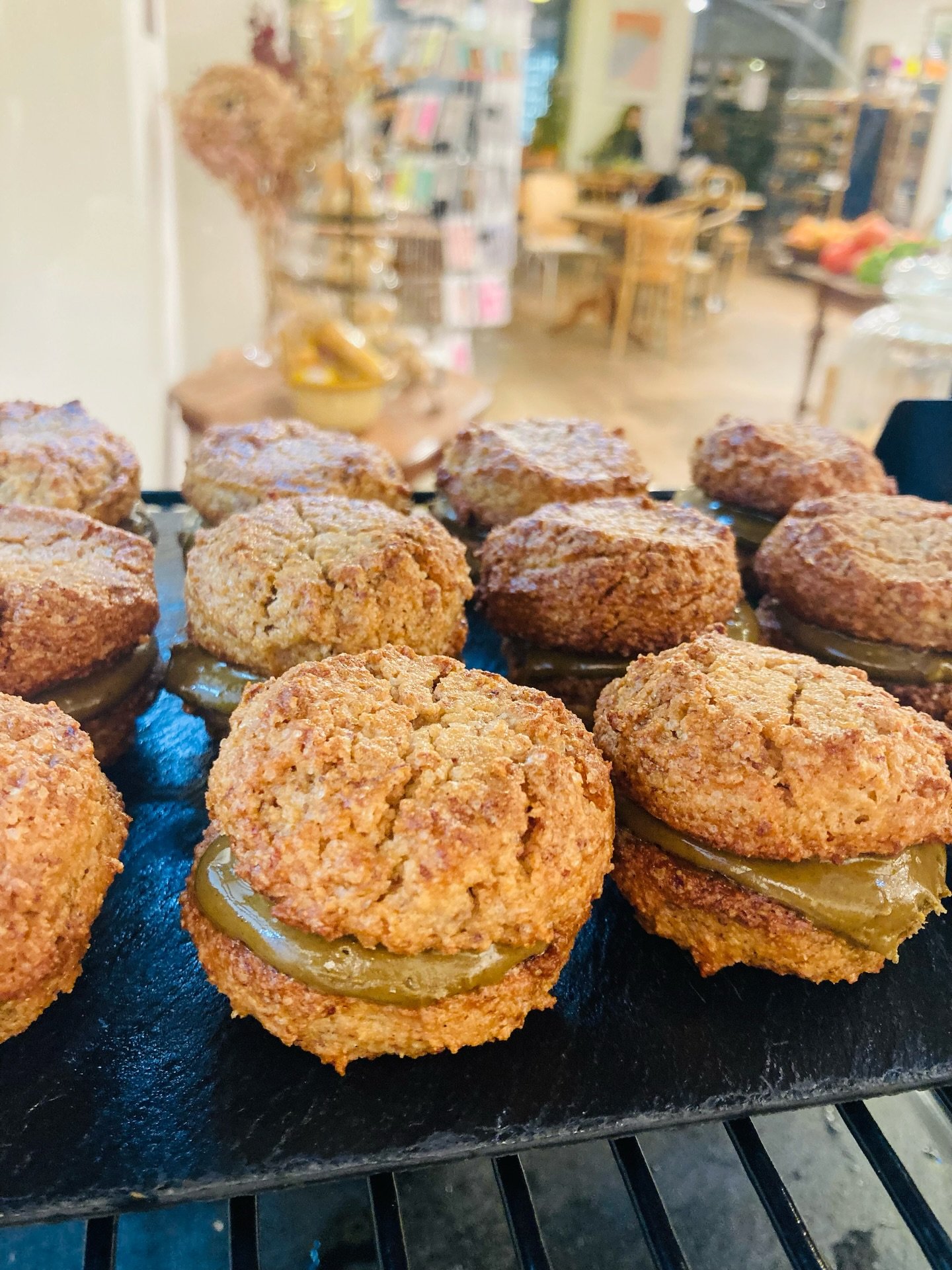Handgemachte Pistazien-Schoko-Macarons 💚 by @finebouche.toujours