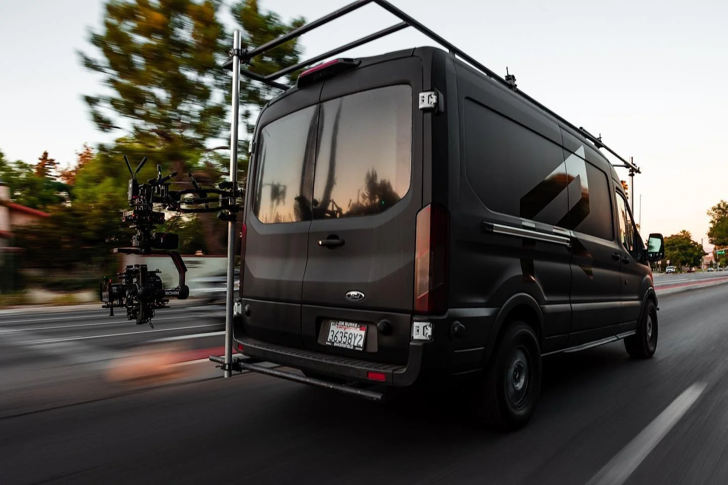 I appreciate getting some rollers of the van that&rsquo;s typically getting the rollers 😂 thank you @sixsix_visuals
.⁠
.⁠
.⁠
#flowcineblackarm #fordtransit #freeflyers #filmmaking #insertvan #blackarm #ronin2 #djironin2 #thedistance #cinemilled