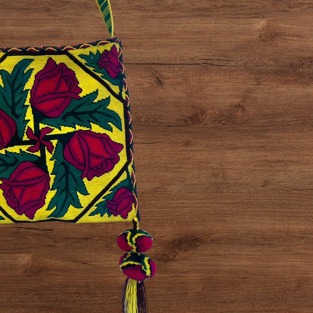 'Tutu Kuts+xi Amarillo' Embroidered Floral Bag