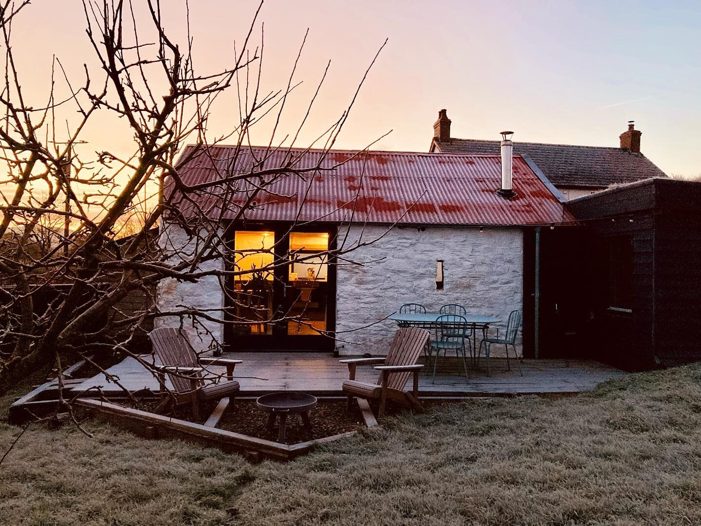 Frosty fields, snug barn! 

#escapethecity #holidayaccommodation #cardiganbay #aberaeron #exploringwales #westwales #aeronvalley #visitaberaeron #quirkyaccommodation #stayinabarn #cabin