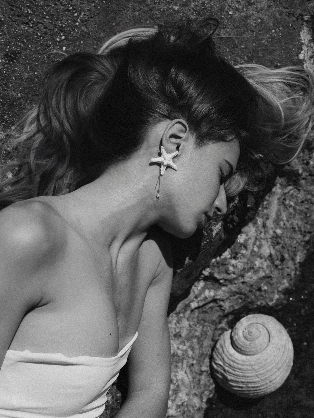 Life by the sea &hellip;the sound of the waves, the scent of the wind, salt in your hair, and that effortless lightness of being. I feel incredibly lucky to create alongside it every day, to breathe it in and call it part of my life. No matter where 
