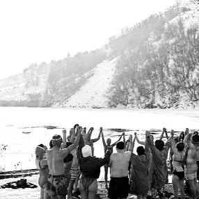 Group of people enjoy the cold waters of Bear River in Thatcher ID