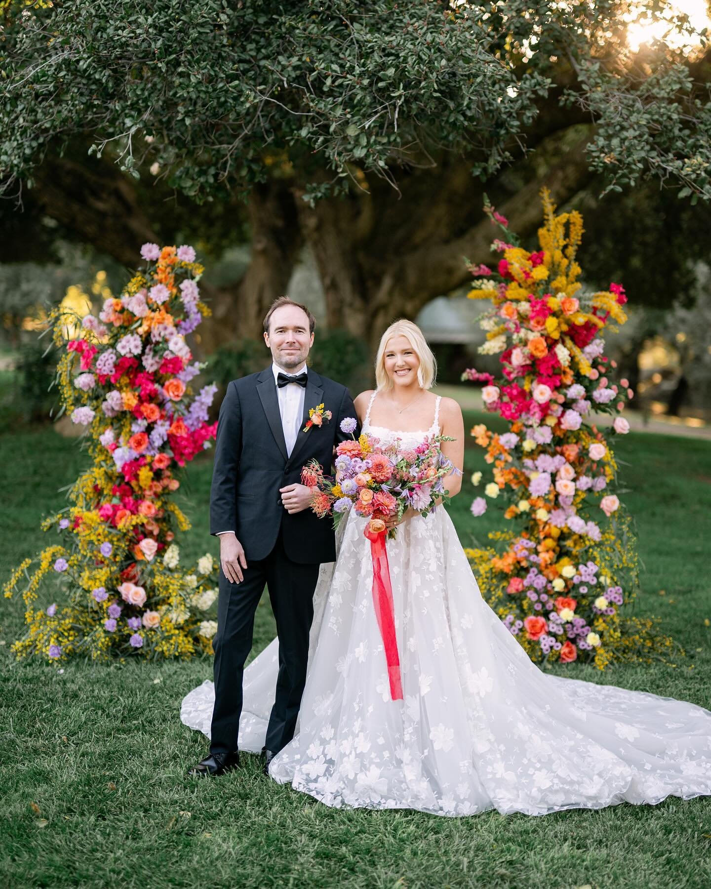 Starting this Tuesday with a vibrant wedding photoshoot sounds absolutely enchanting! The array of colors is simply mesmerizing, don&rsquo;t you think? 💛

D R E A M  T E A M 
Venue | @milagrowinery
Planning + Design | @koralko_
Photography | @mariad