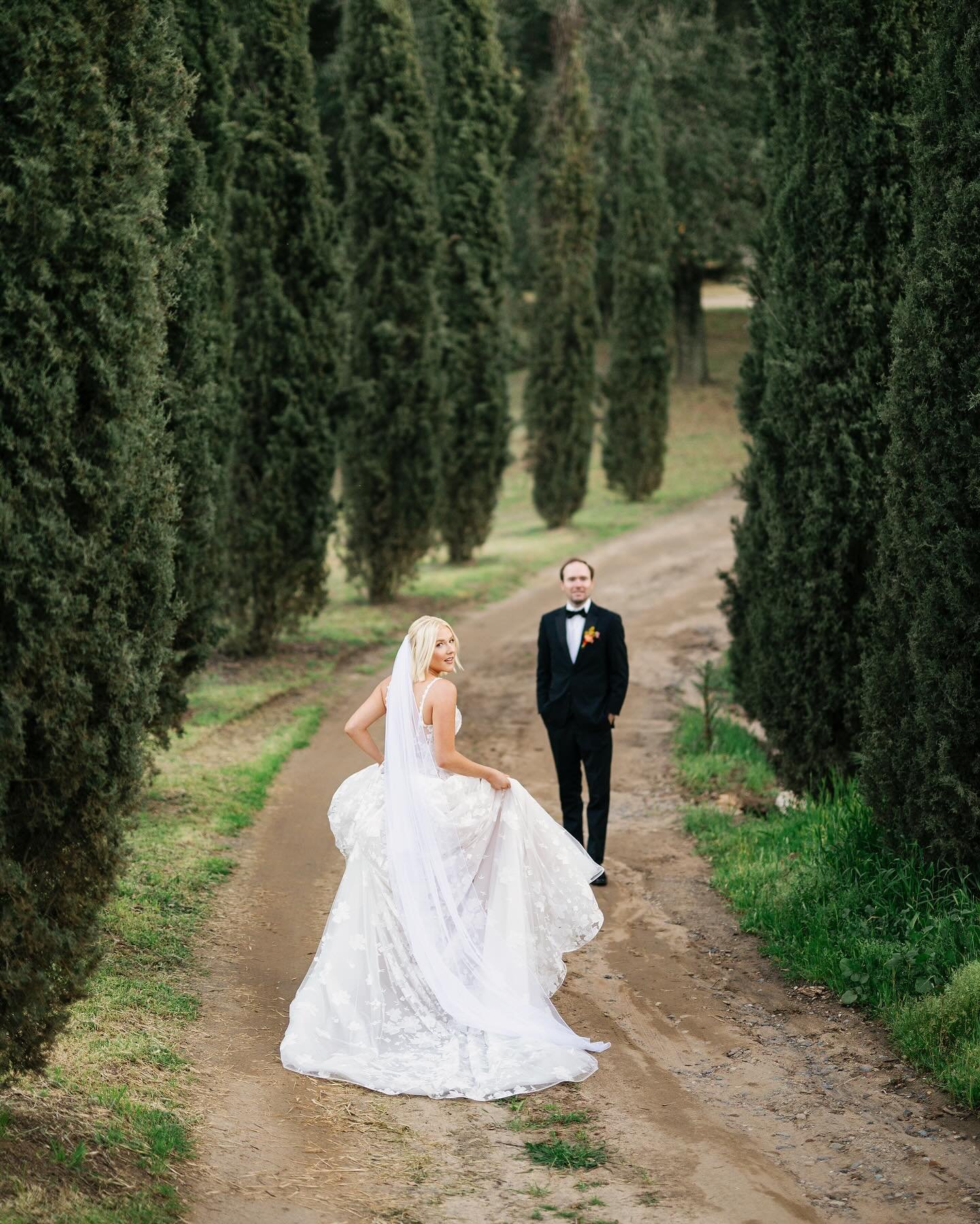 This venue, inspired by the allure of Tuscany, emanates an enduring beauty that makes it an exquisite choice for weddings. 🌿

D R E A M  T E A M 
Venue | @milagrowinery
Planning + Design | @koralko_
Photography | @mariadavisphoto @yes.dmitrii
Videog