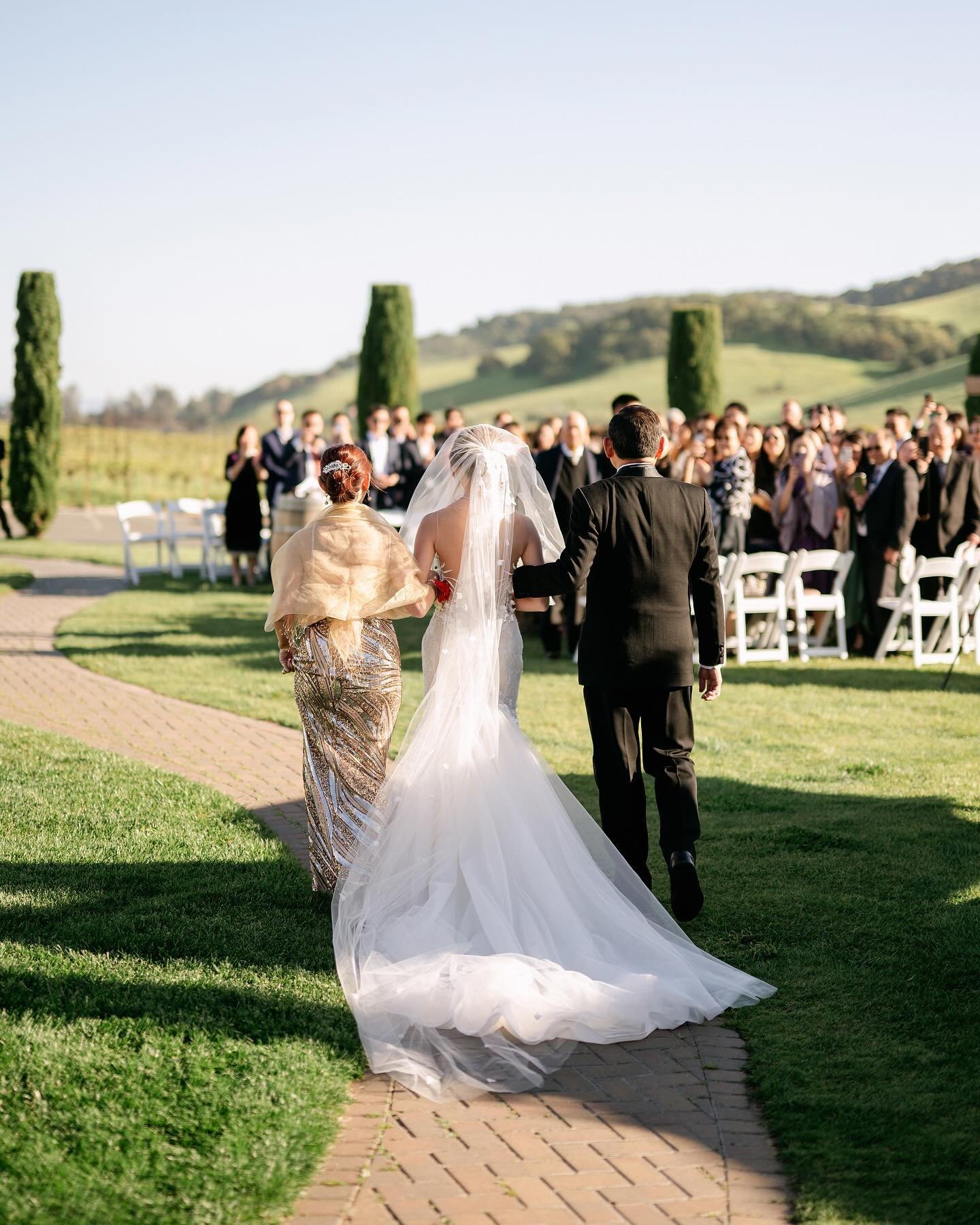 💍 I&rsquo;m still reveling in the magic of that Sonoma wedding! It was such a joy to discover such a stunning location. And you know what? I couldn&rsquo;t resist returning as a guest to Viansa Sonoma just to savor their exquisite wine and soak in t