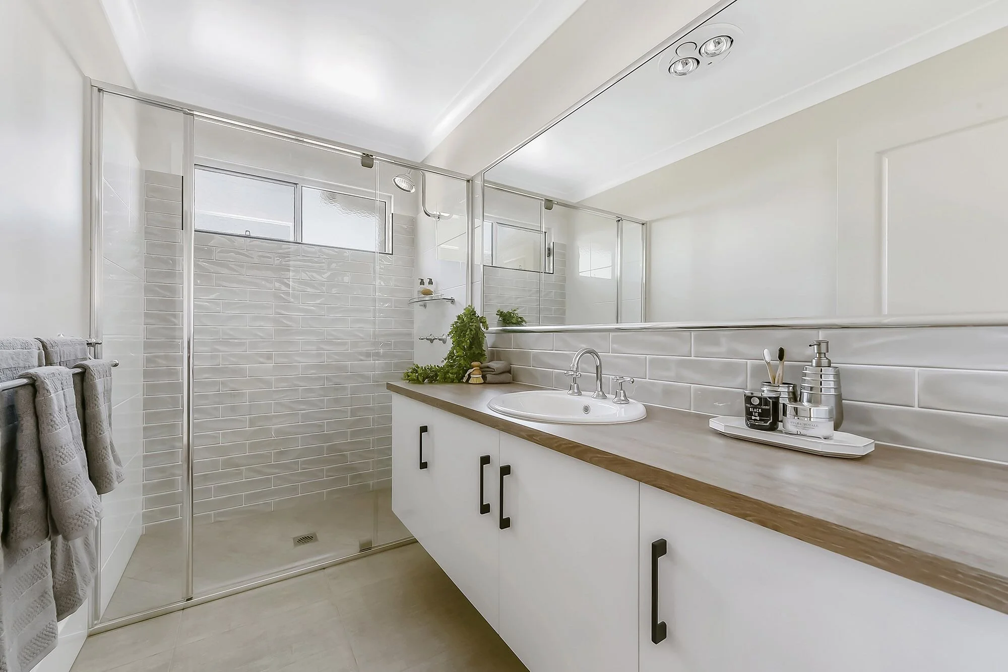 Ardenvale Cooper St unit 1 bath.jpeg