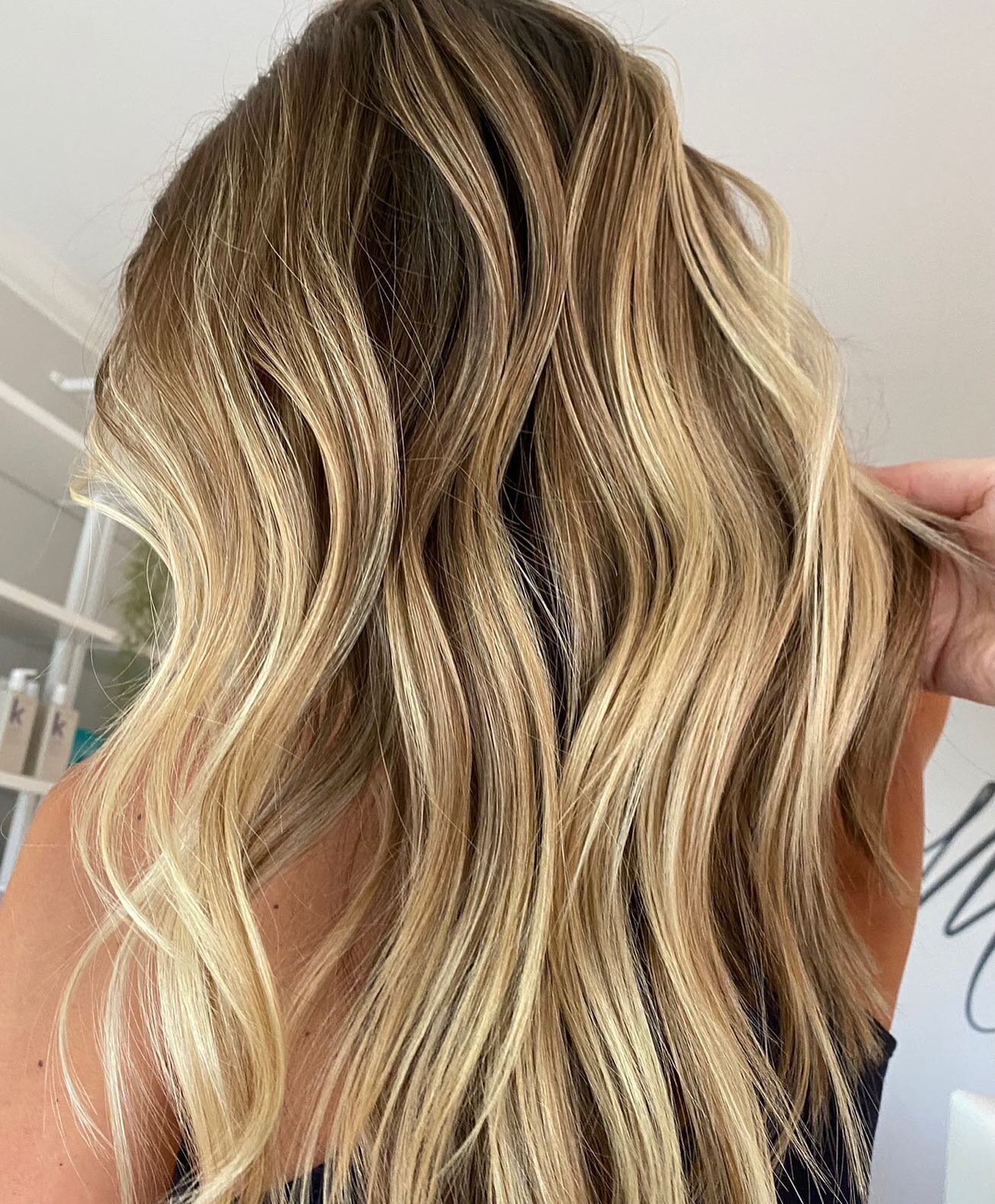 Wondering what a low maintenance bright blonde looks like? Here it is! 💫 @upstrandingartistry 

.
.
.
.
.

#salonmarc&eacute; #rochesterny #rochesterbalayage #rochestersalon #rochesterhairdresser #Rochester hairstylist #blonde #blondehair #hairenvy 