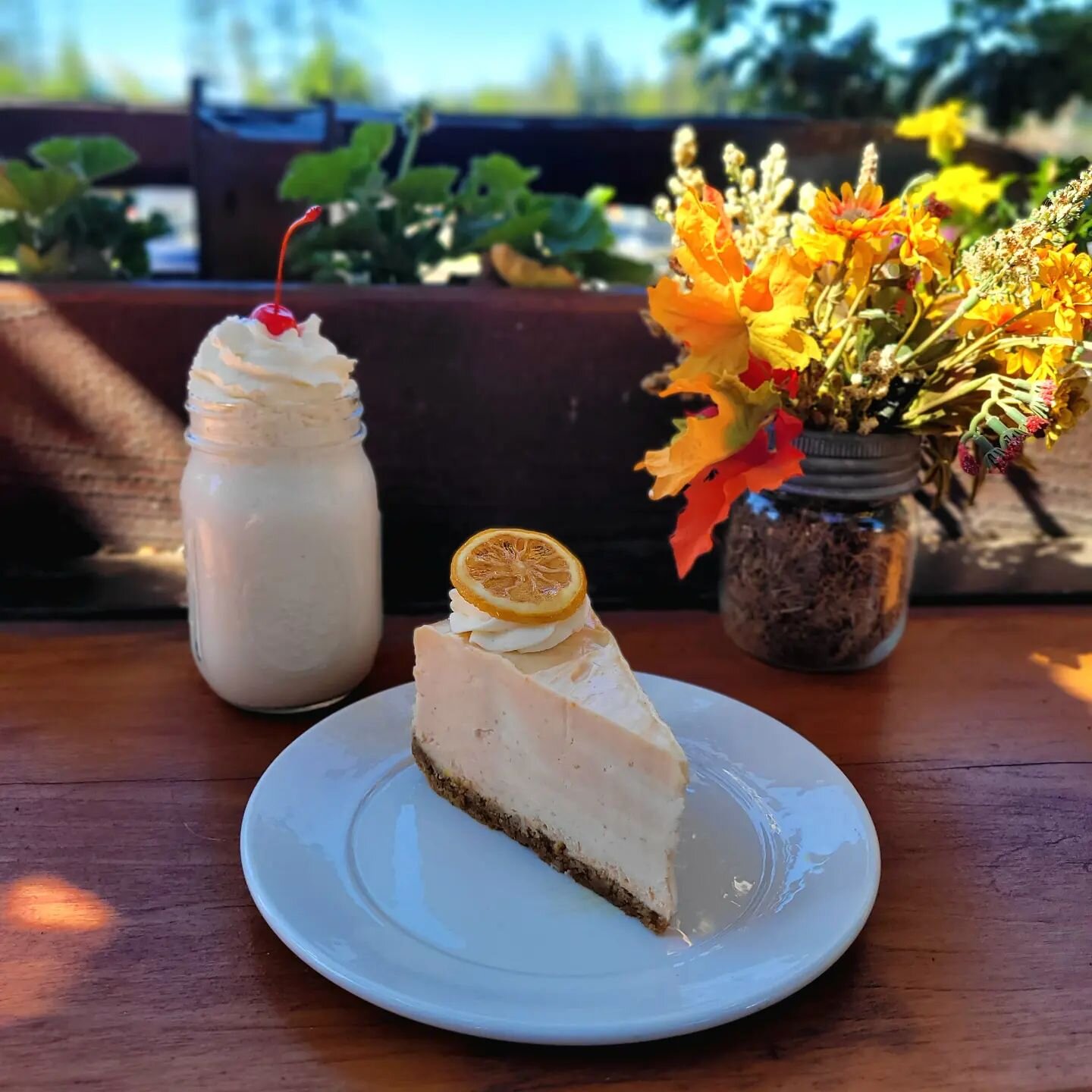 This month's feature is our orange Creamsicle cheesecake and milkshake. Come and enjoy your Canada day with a zesty treat! 🍊🇨🇦
.
.
.
#orangecreamsicle#orange#cheesecake#cheesecakeslice#treat#bakery#sugarshack#mychosensugarshack#metchosinbc#metchos