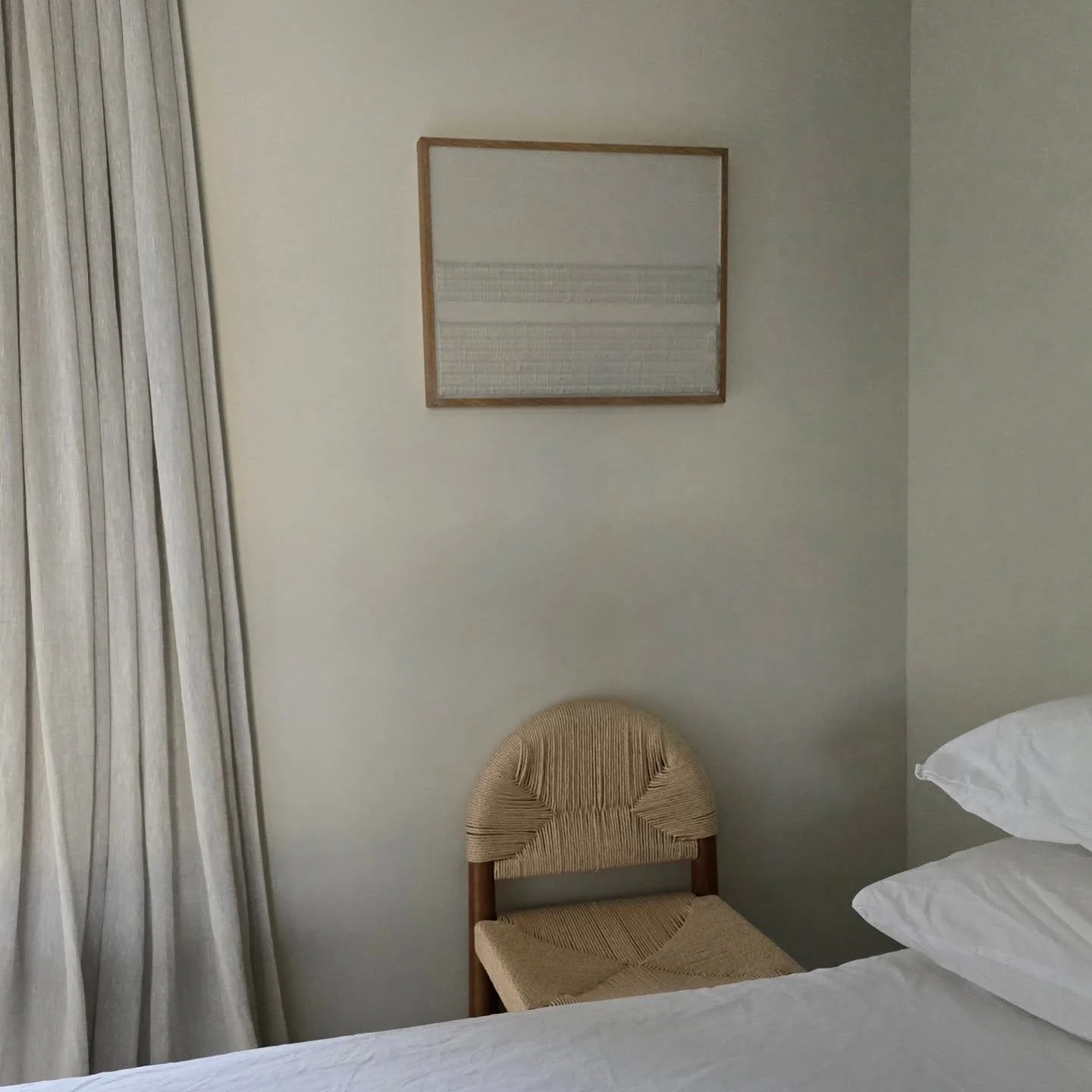 My home is my creative playground, where I love to experiment and try new things. Some work, some don't and some get me totally fizzing.. like this neutral bedroom wall colour that came from tripling a standard colour at @aaltopaint. It gives me the 