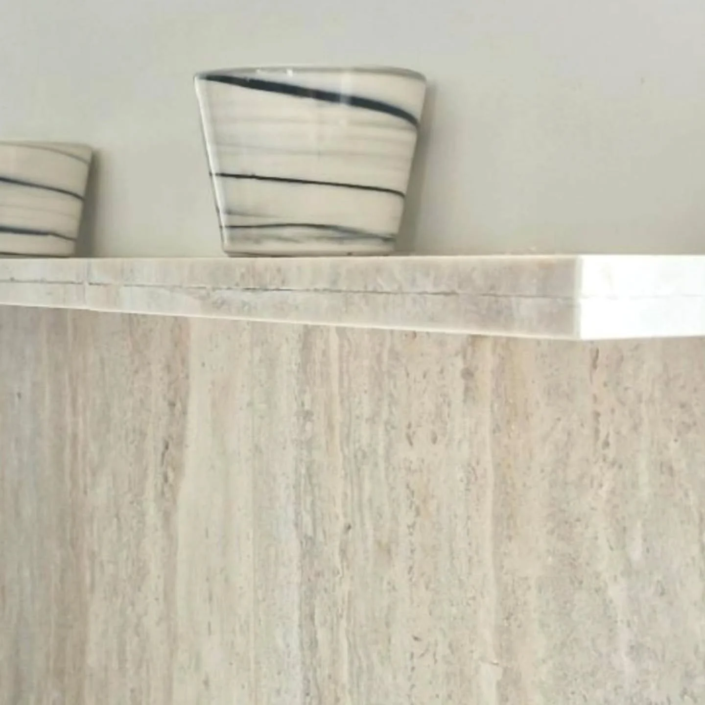 Travertine kitchen splashback 🤍