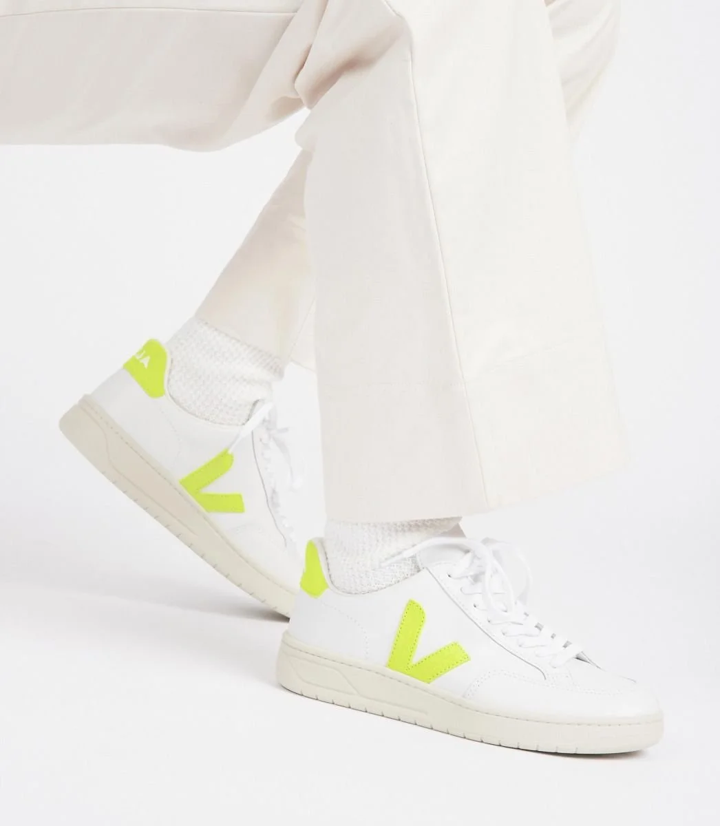 veja v12 leather jaune fluo.jpeg