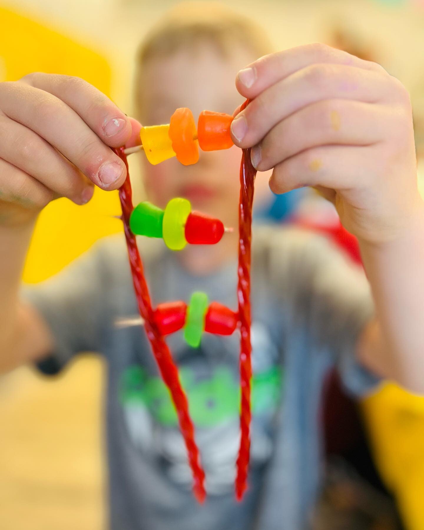 What do you need to make a candy DNA model? Licorice, gumdrops, gummy lifesavers and toothpicks. Science can be yummy! #ediblednamodel #candy #science #dna #kidsparty #birthdayparty #party #kidspartyideas #birthday #partyideas #partyplanner #kids #ar