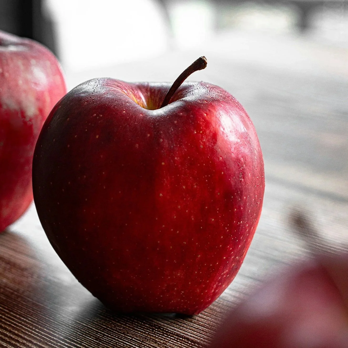 Yes, dogs can eat apples.