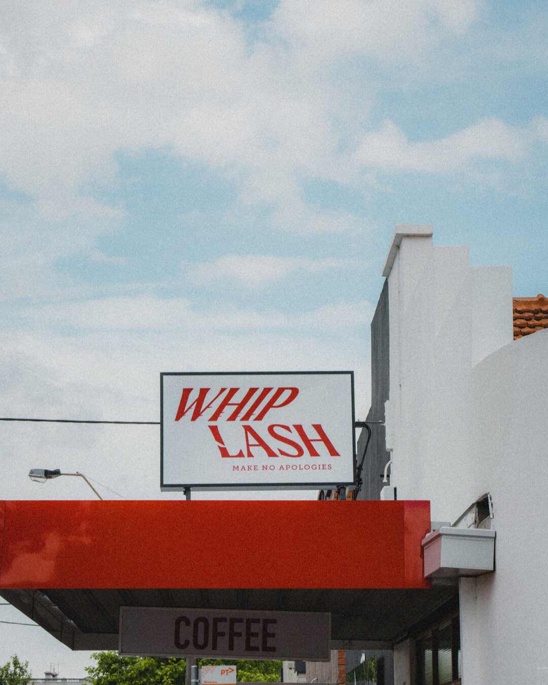 Blue skies and red whips. ​​​​​​​​
​​​​​​​​
#whiplashhawthorn #hawthorncafe #melbourne #cafe2022 #hawthorn #bluesky