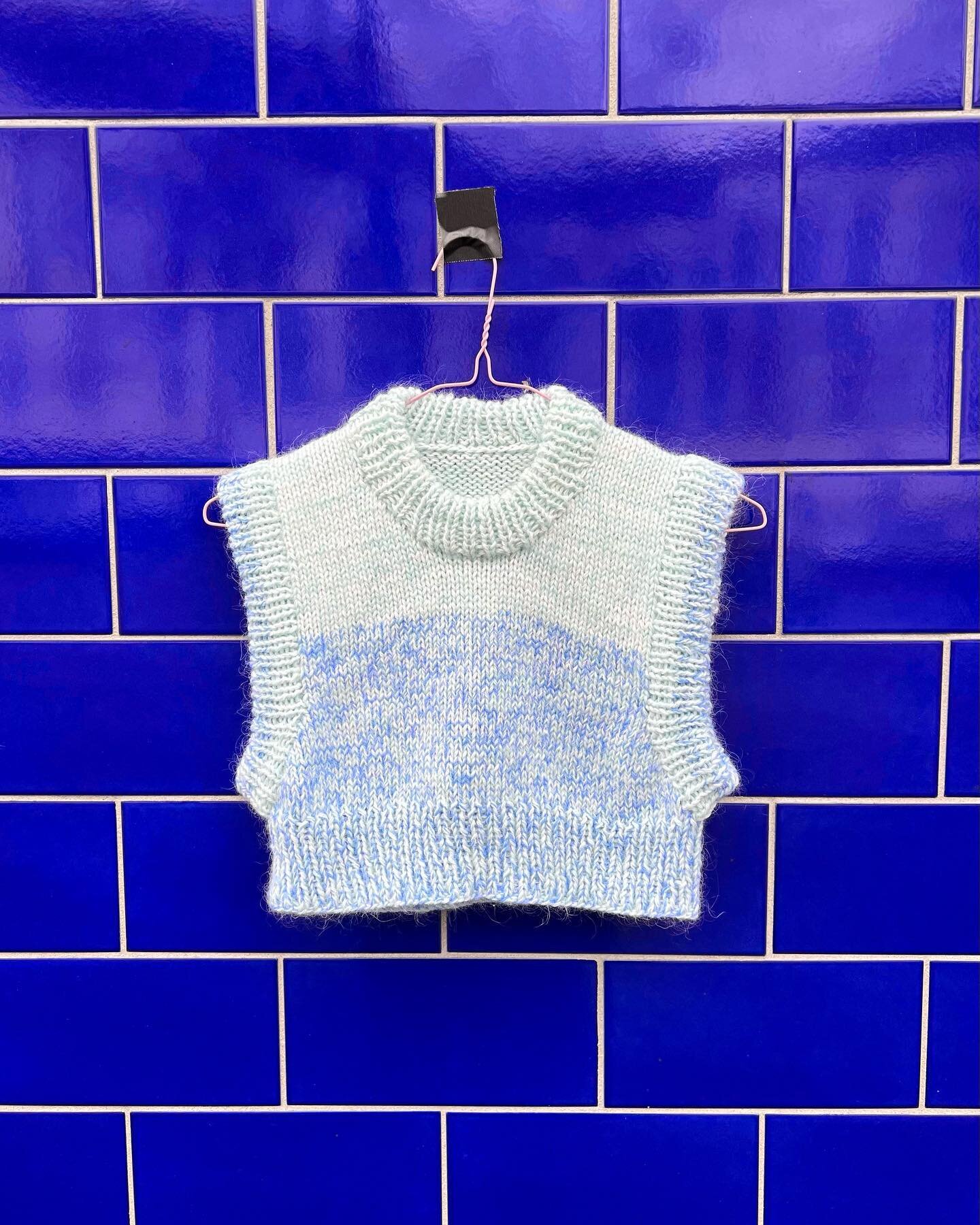 another cropped vest for you! 🌱

I made a couple of similar ones some time ago but desperately wanted to repeat it, what a fun easy pattern!

made with half angora, half acrylic yarn plus added threads of wool and cotton for a smooth colour pattern 