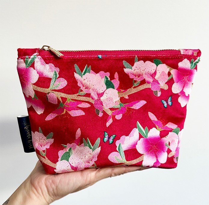 These handy sized pouches have now been added to the shop - Blossoms and Blossoms (Vermilion). Choose between a deep red, or fabulous contrasting blue zip for the vermilion. 

Handmade here on the south west coast of Devon.

.
.
.
.
.

#pouches #zipp