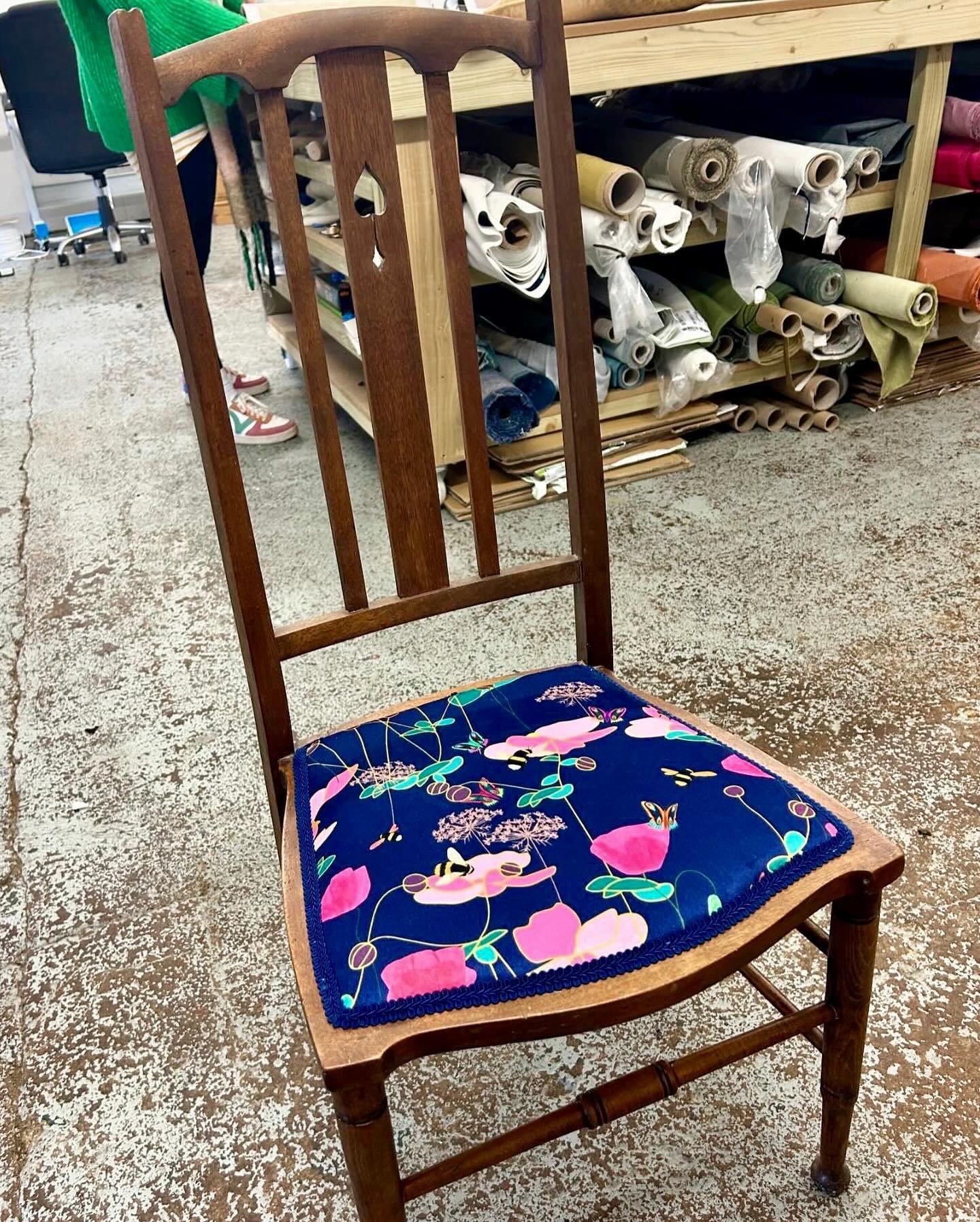 I was sent these fabulous pics by avery proud mum who had gifted her 10 year old daughter an upholstery session with @dawnhoughtonupholstery 

The daughter chose my fabric design from Dawn and this is what she upholstered. I think it&rsquo;s fabulous