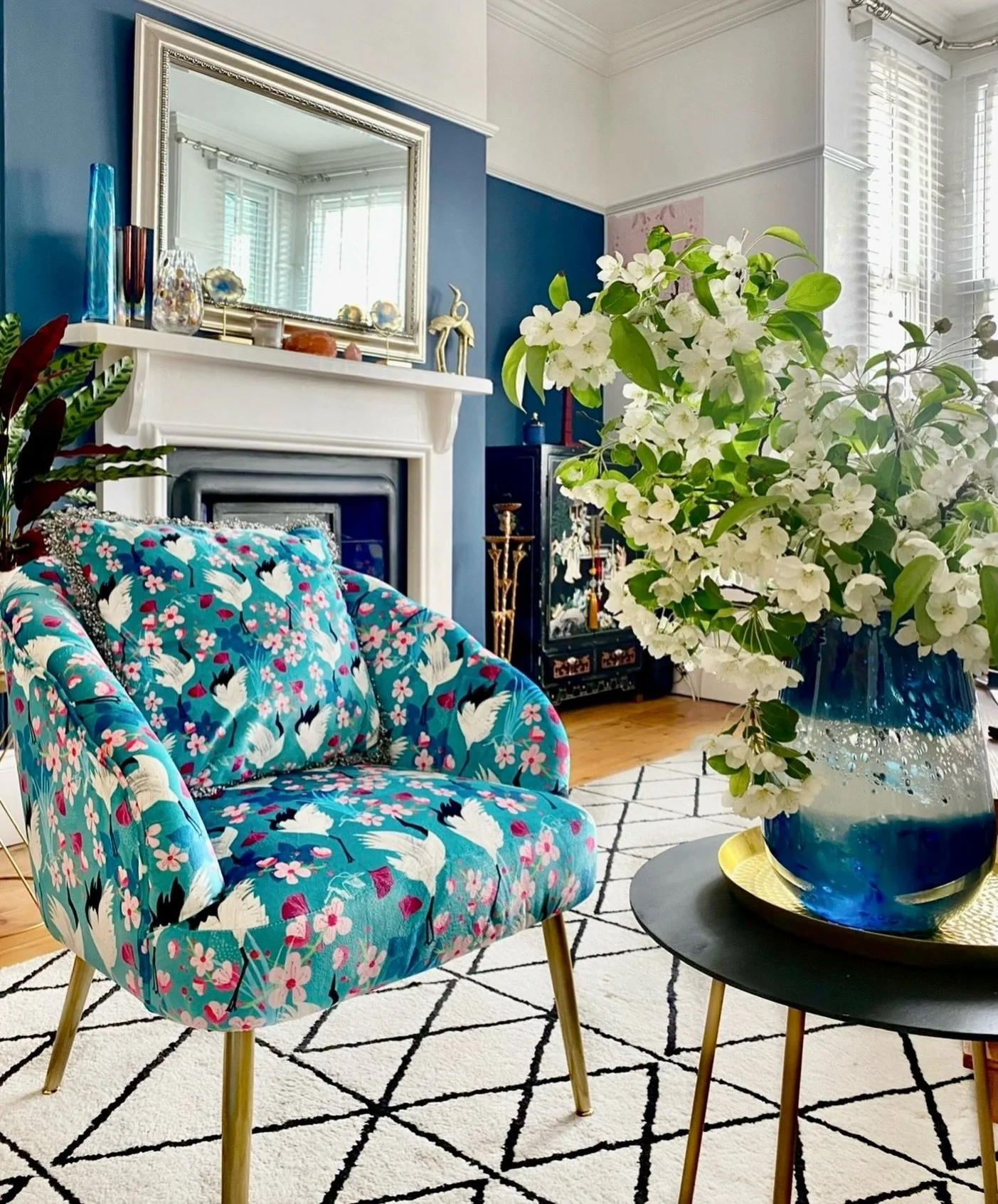 When there are blue skies and blossom everywhere!! 😌 Soon it will look like this again 💙🌸 

🌸 
 

_____________ 

Spring decor, blossom, spring interiors, upholstered chair, upholstery fabric, bold interiors, upcycle and reuse, interior colour, p