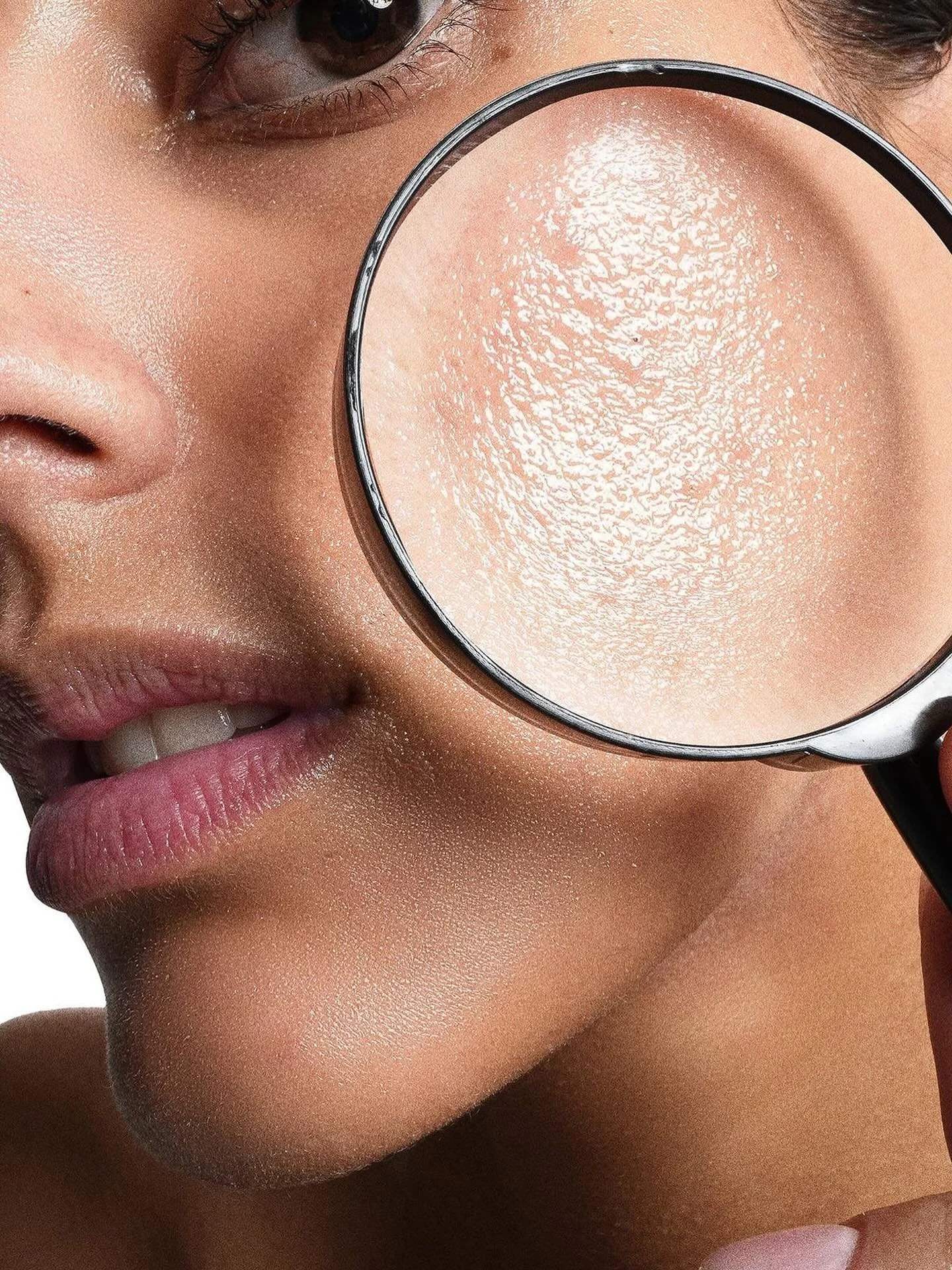 Clogged skin from summer? Sun damage you’re tired of? Or maybe you’re just ready for an overall boost? It’s time to book your laser appointment! 🤩 #pores #sunspots #pigmentation #skintone