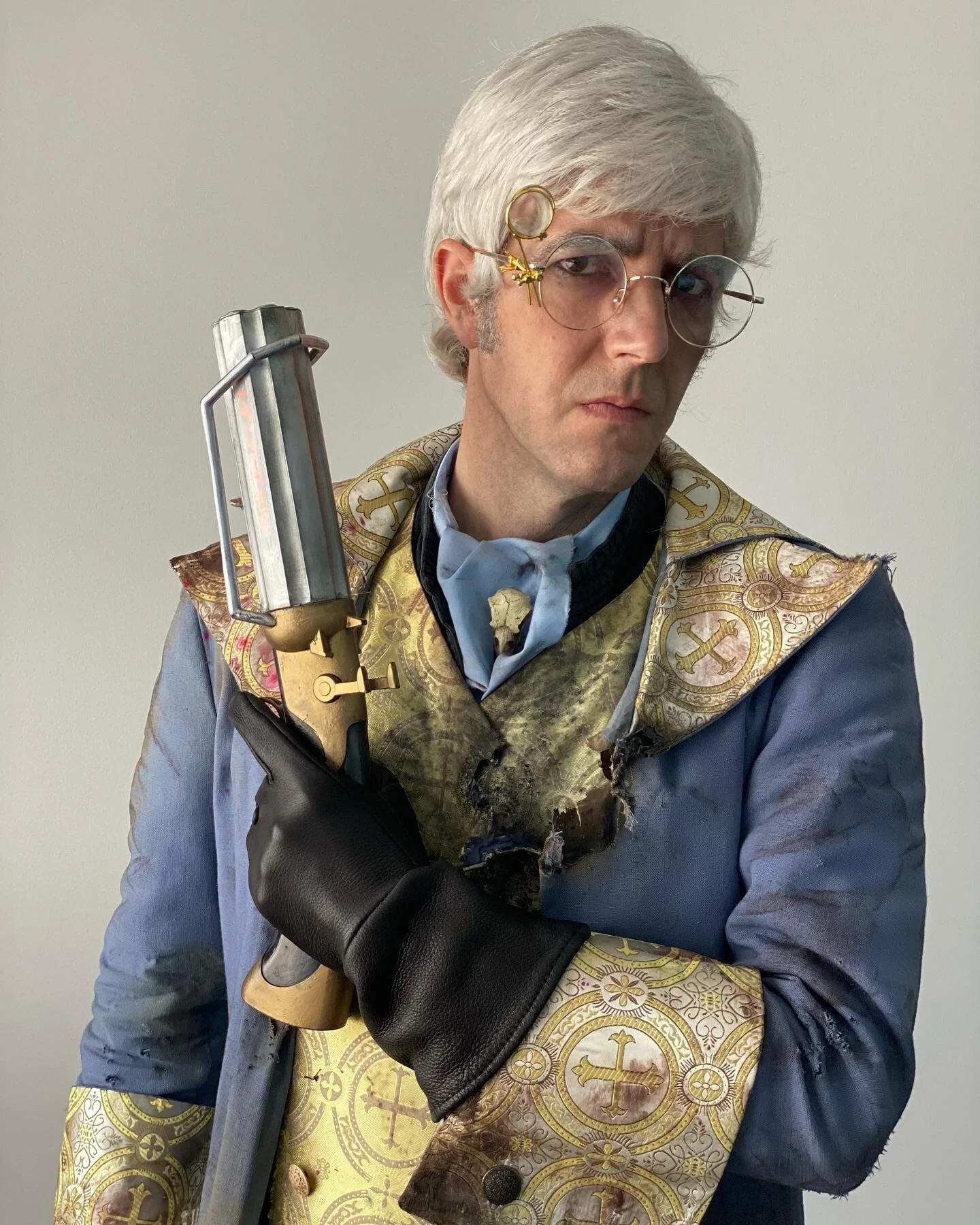 Nat 1 Percy made his MegaCon debut- we think @executivegoth would get a giggle! @critical_role  had a great turnout & convinced Jen to convert her 16 foot animatronic Maleficent wings into Vax wings to rep @voiceofobrien s boy soon! #nosleeptillc