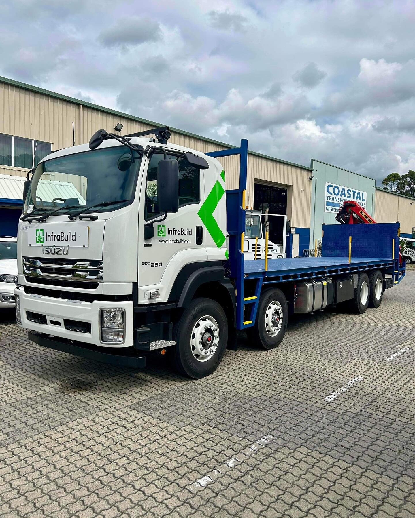 🚨NEW TRUCK🚨

Last week we took delivery of #2 of 4x new 8x4 Rigid&rsquo;s with rear mount Palfinger Australia crane!

This beauty will be out about delivering across the ACT further increasing our services across NSW and beyond!

#CTS 🔵⚪️💪