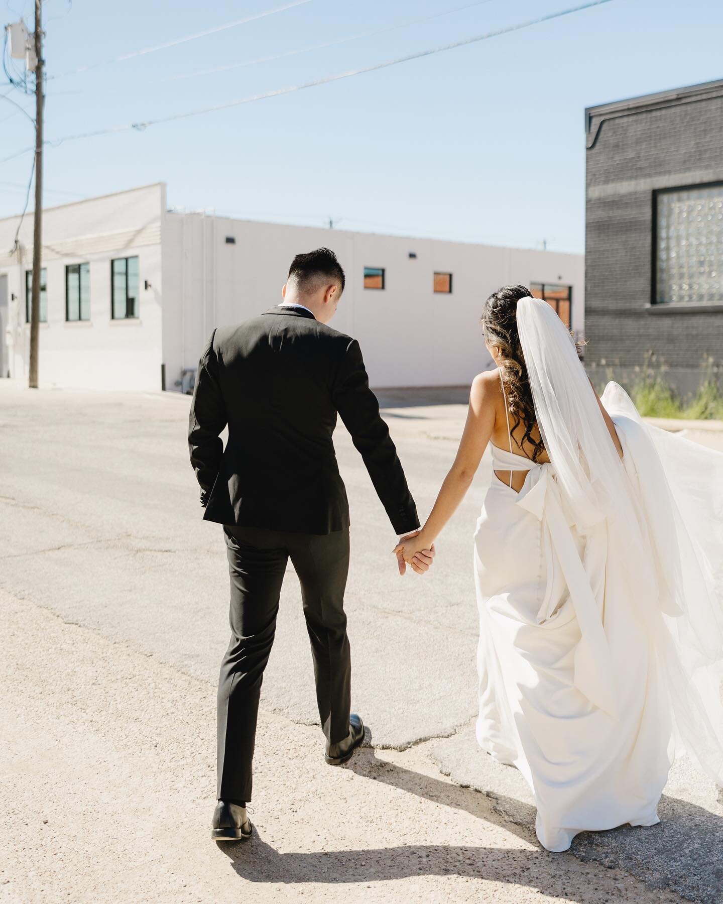 Harsh sunlight + urban cityscapes + your couple who isn&rsquo;t afraid to just go with the flow 😌 I love how crisp and editorial these direct sunlight photos feel !! 

K+A got married in the design district of Dallas so I wanted to make sure their p