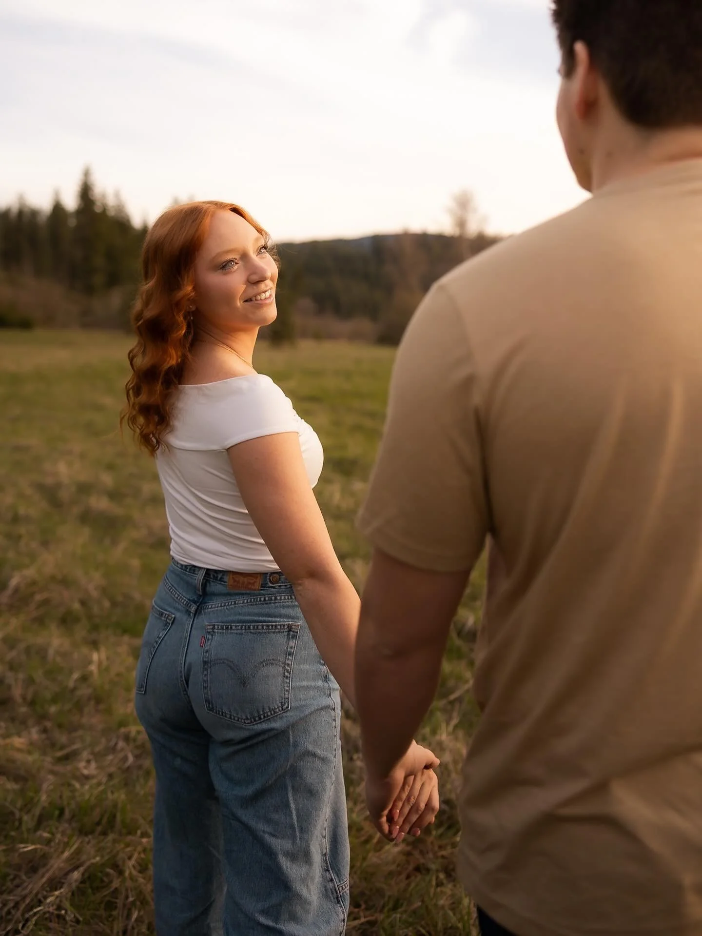 Some more shots from this engagement session 🧡⛰️🌲☀️ seriously so dreamy! I cannot wait to be fully enveloped in wedding season when these are the clients I get to shoot with 🥹