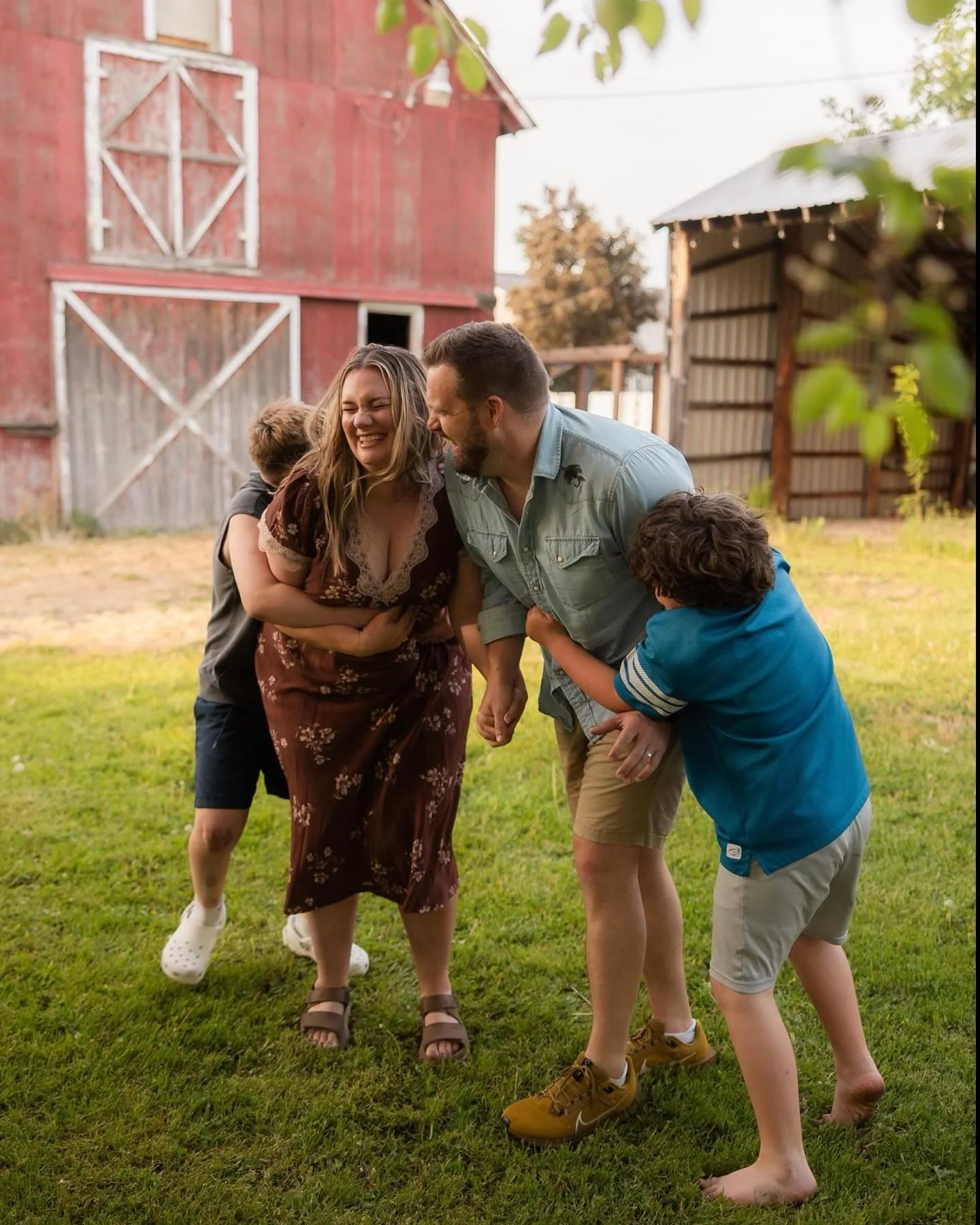 Nothing is sweeter than family 🩷🏈

I had the lovely opportunity to capture Marjorie &amp; Nolan&rsquo;s beautiful family on their very own property. What was so special about this shoot too, was that they all started with playing football together-