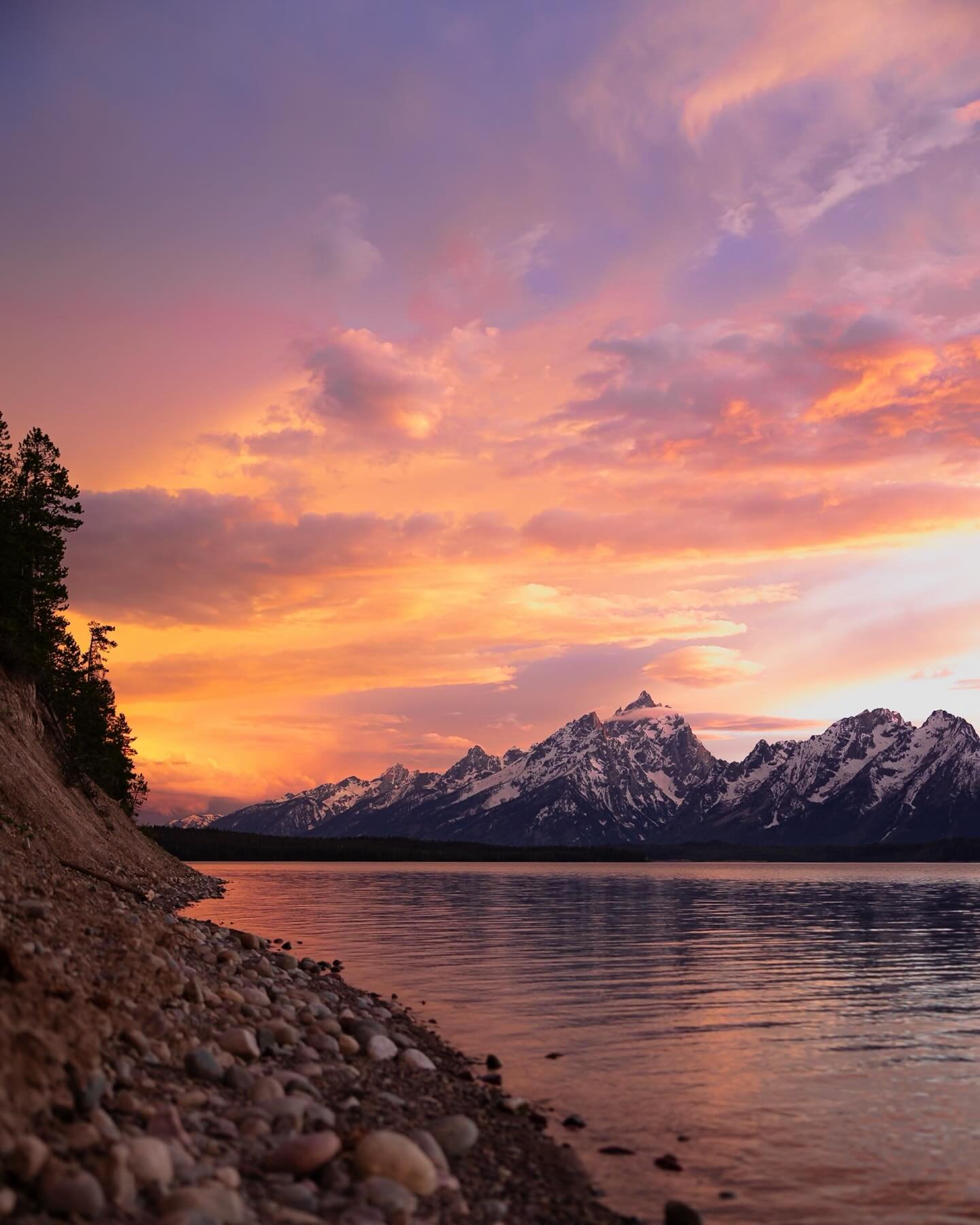 It&rsquo;s not often I post landscapes- but when I do it&rsquo;s worth it :) 

I love people, portraits, and connection, but my first love was landscapes &amp; wildlife 🥰 since meeting Jesus, he has changed me a lot into a better person, becoming le