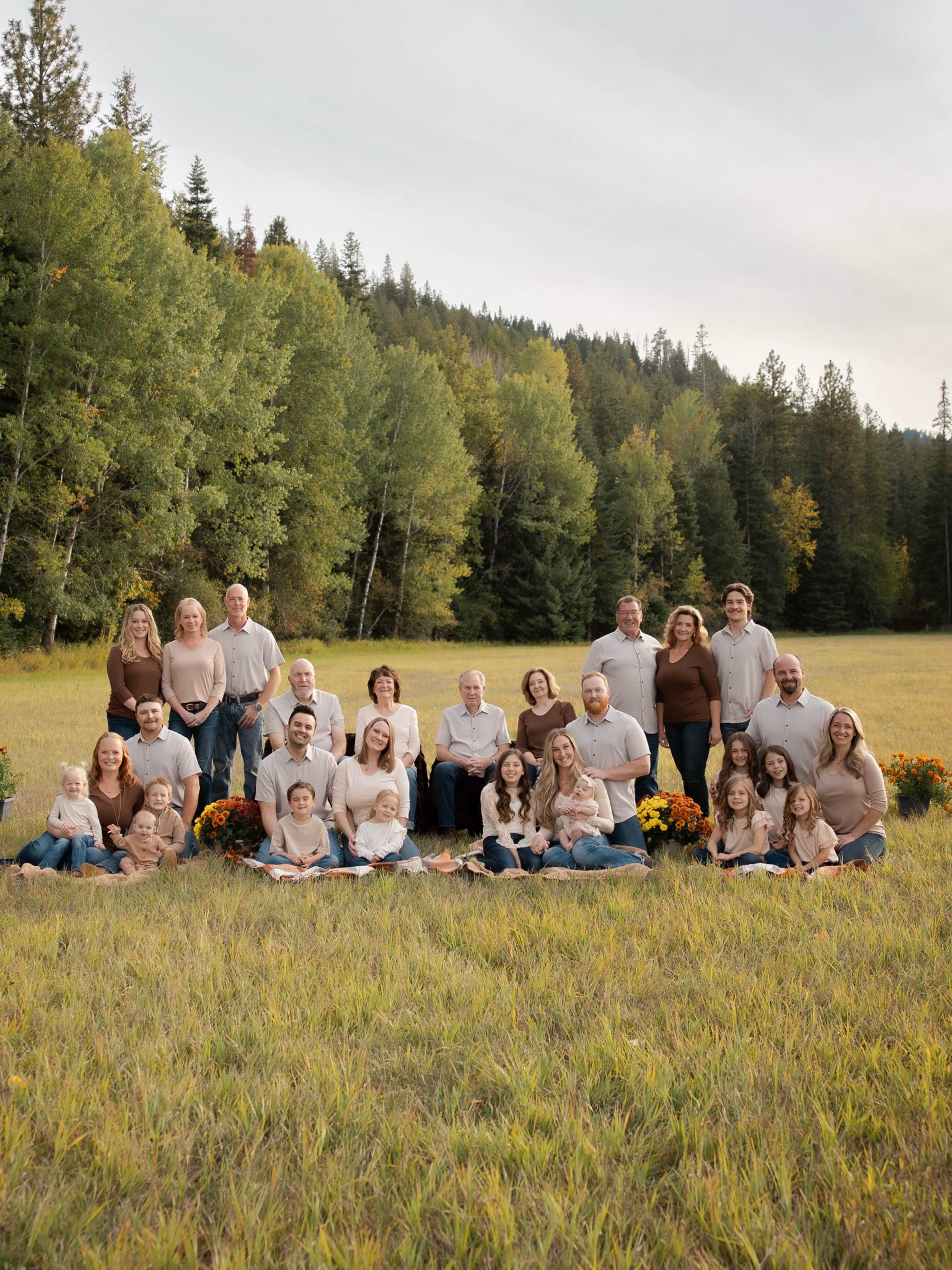 The bigger the family, the bigger the story. 🩷

Two sets of grandparents, generations of love, a whole lot of little ones, and enough family history to fill a lifetime of photo albums.

These are some of my favorite sessions to photograph. The big o