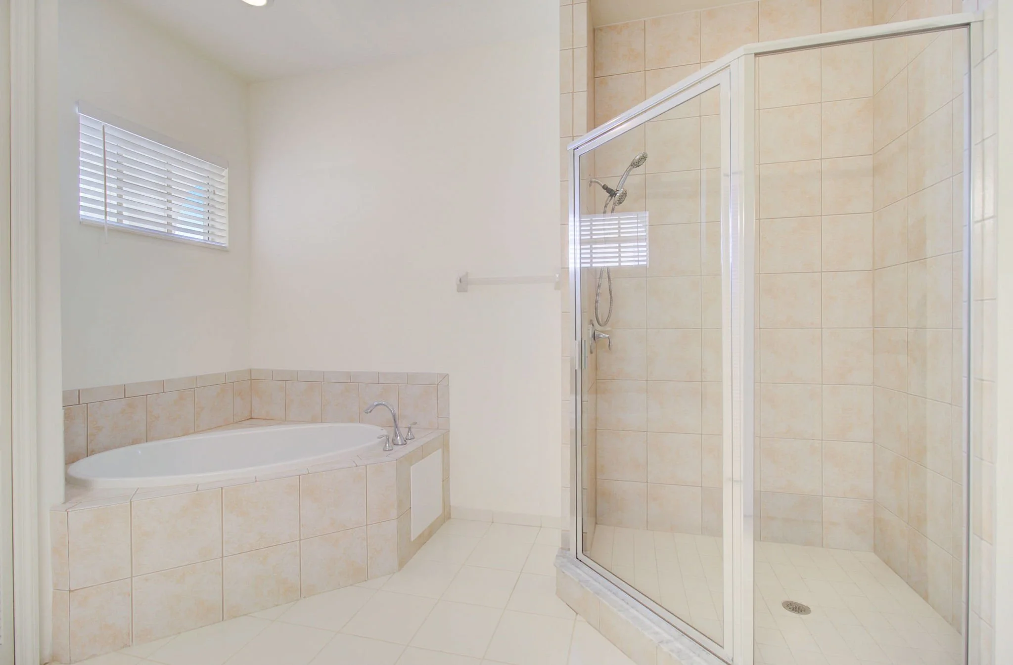 9-web-or-mls-Greens Edge Blvd-013.jpg