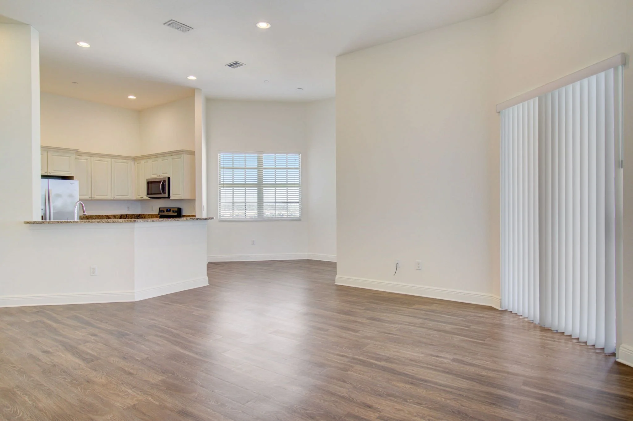 12-web-or-mls-Greens Edge Blvd-017.jpg