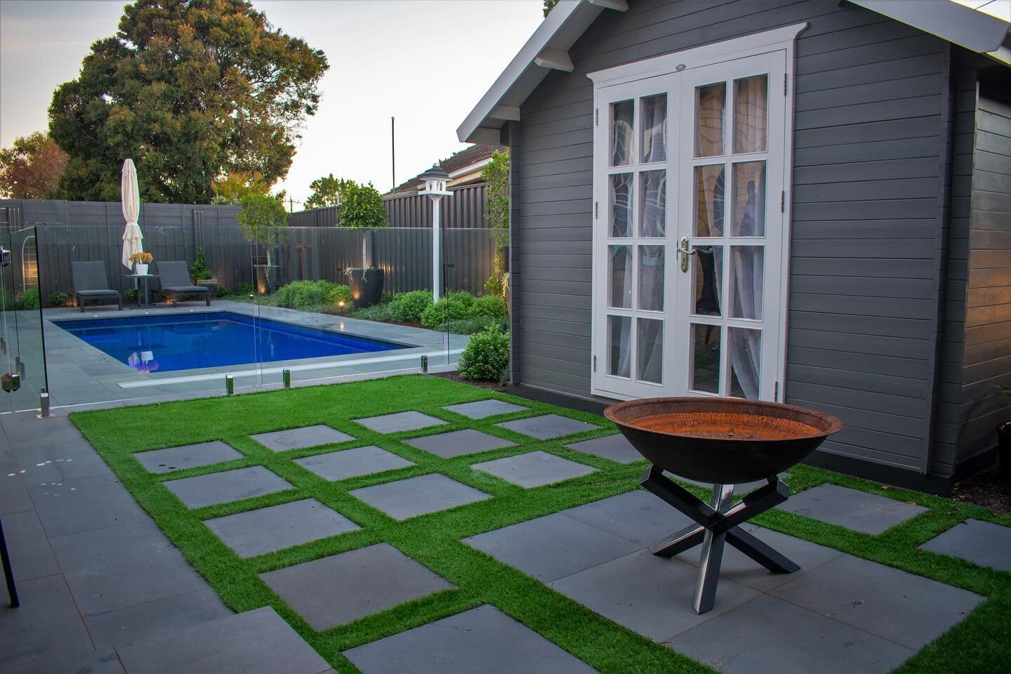 Pretty cool little set up here to be able to sit back and enjoy the fire with  your crew 👍🏻

Featuring the Sheshed cabin.. nifty little set up these things are! @sheshedcabins 

@parkview_landscaping 
@albatross_pools 
@anthonyscottdesign

#landsca