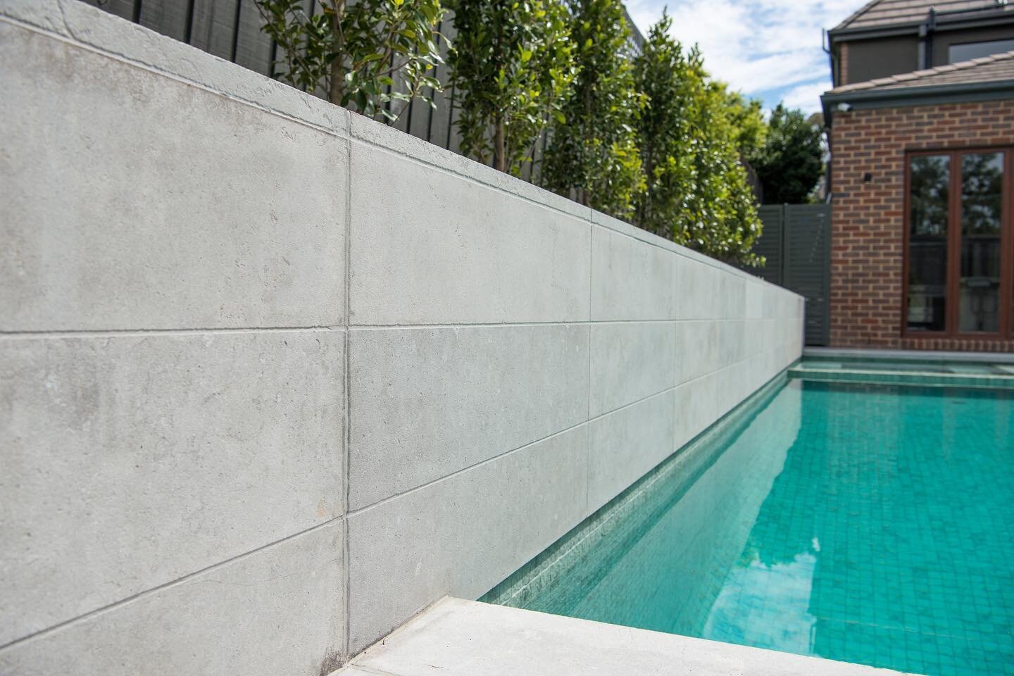 Getting the right backdrop for a pool is never an easy decision, in this case the customers absolutely nailed it by keeping the limestone flowing from paving onto the planter box.

@neptunepoolsoz 
@canterburystone 

#landscapephotography #landscapep
