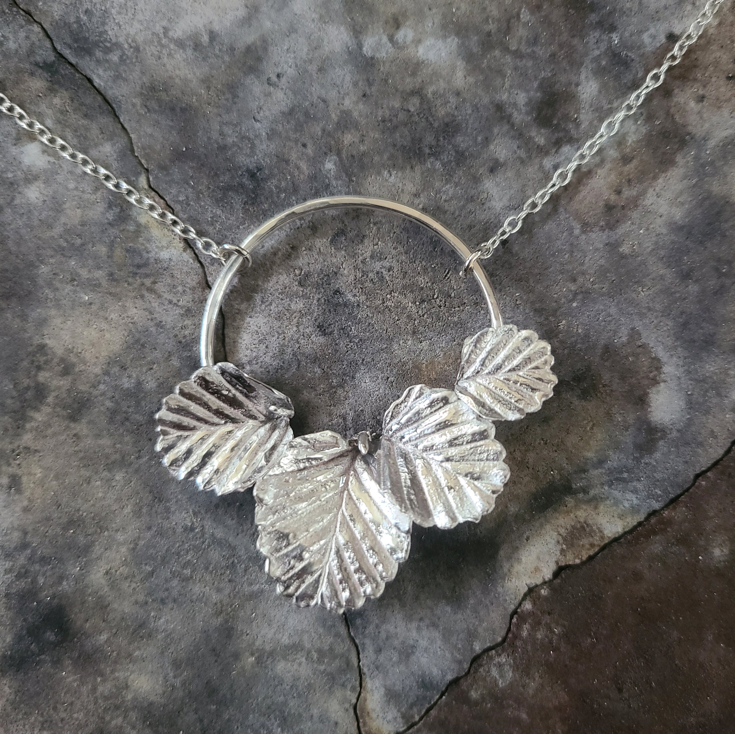 Fagus leaf hoop necklace (silver)